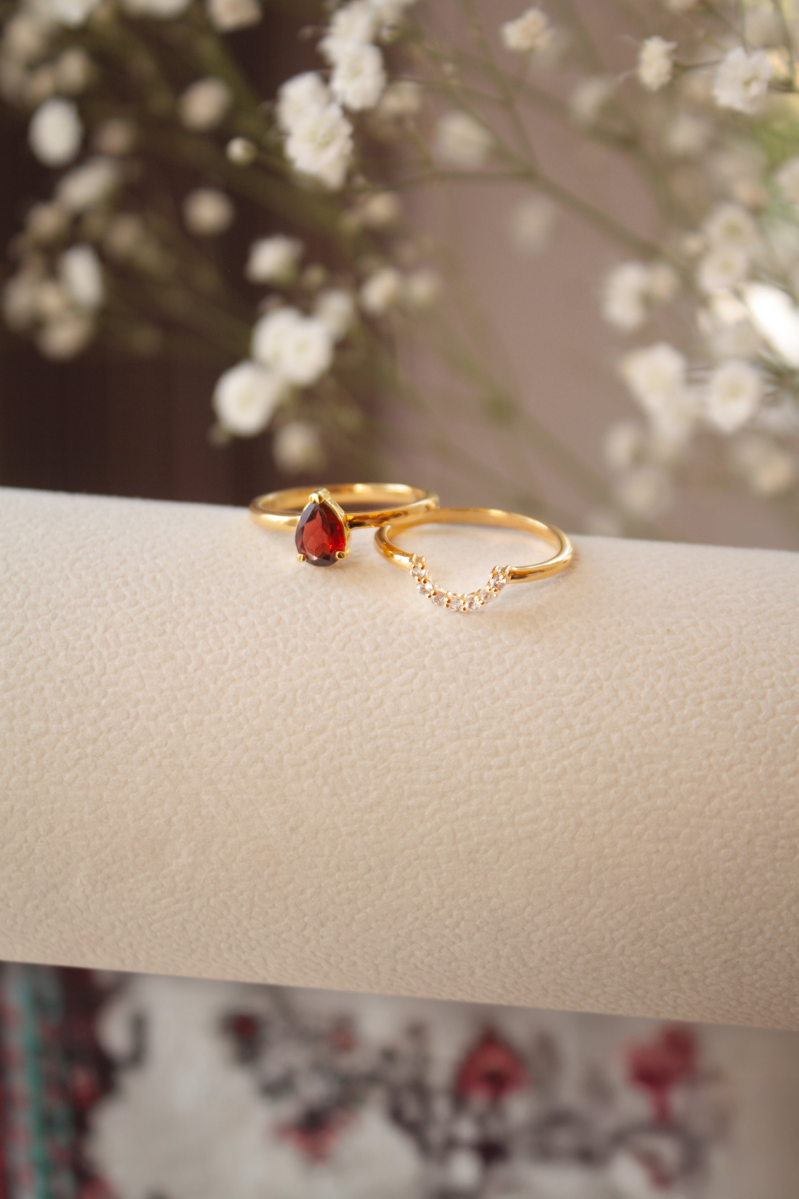 Anillo Corona con Granate y cubierta en Oro