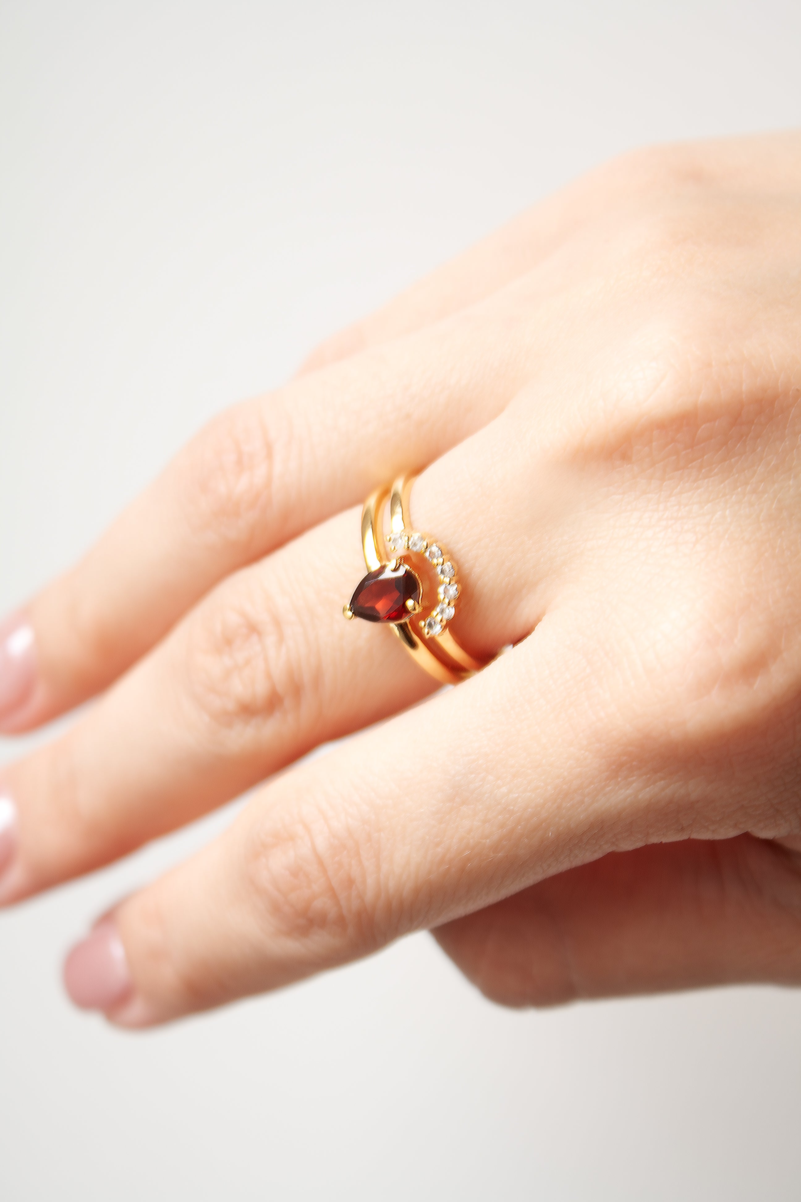 Anillo Corona con Granate y cubierta en Oro