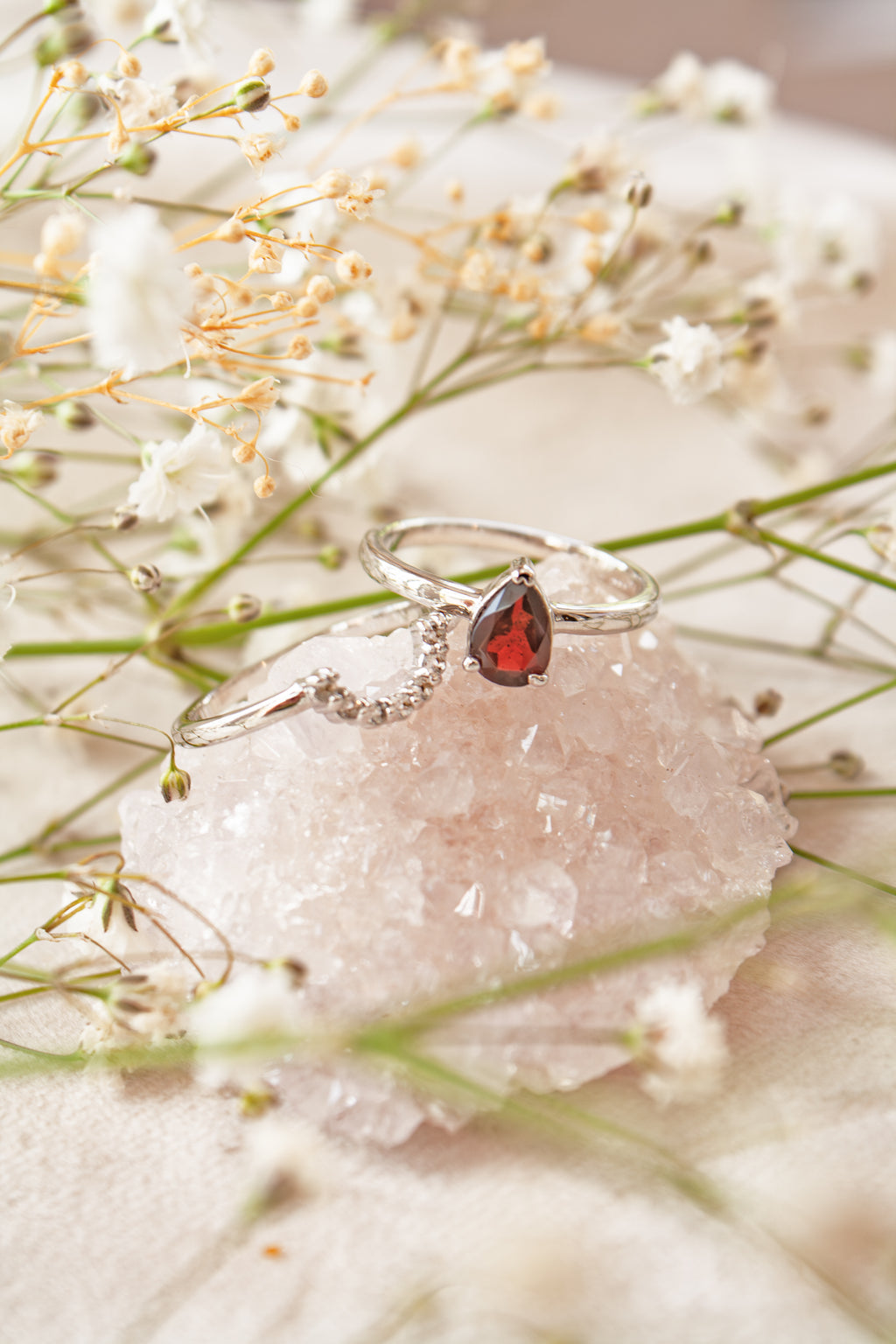 Anillo Corona con Granate y cubierta en Rodio
