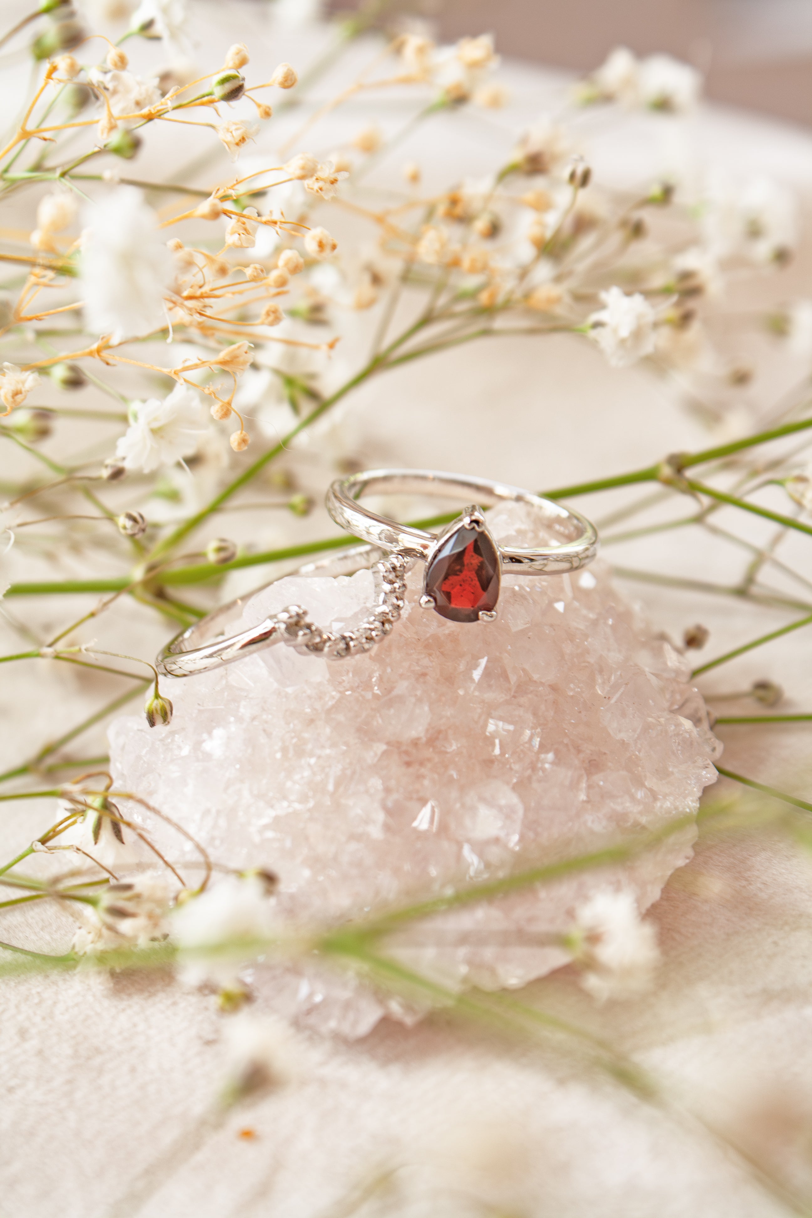 Anillo Corona con Granate y cubierta en Rodio