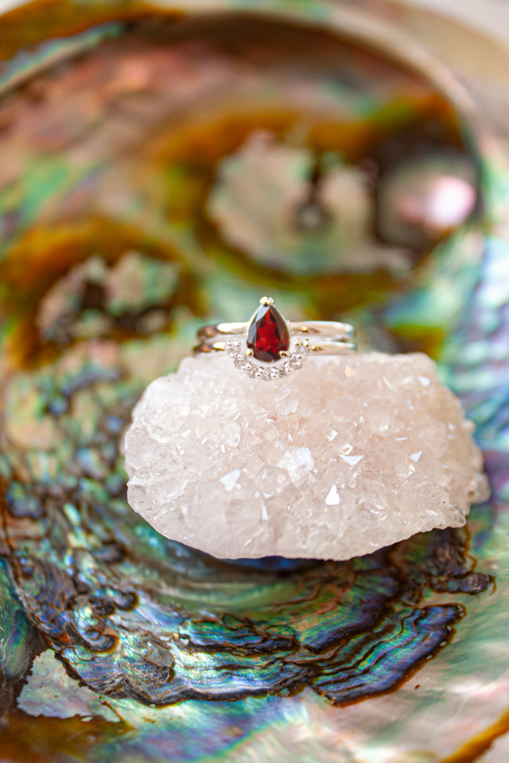 Anillo Corona con Granate y cubierta en Rodio