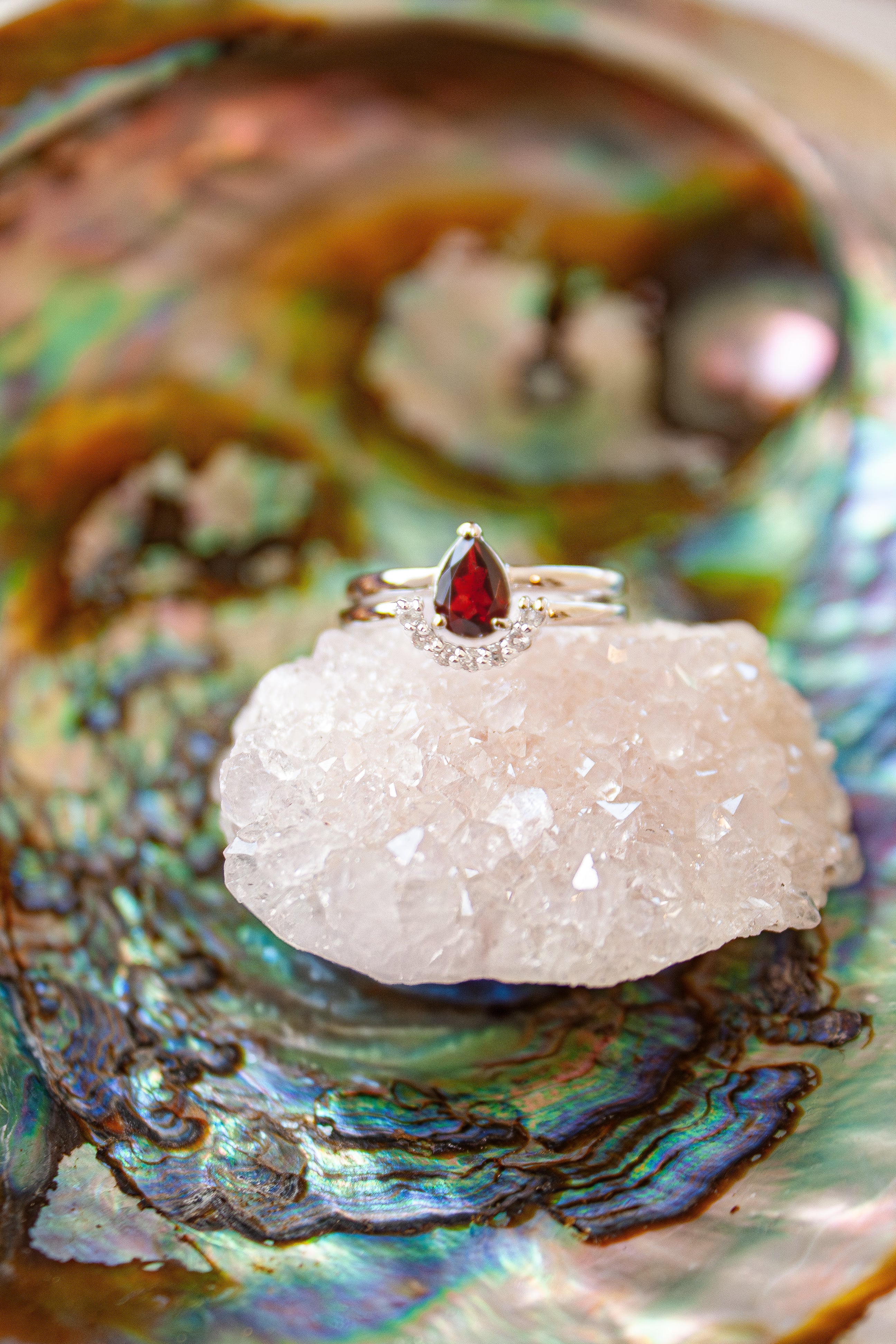 Anillo Corona con Granate y cubierta en Rodio