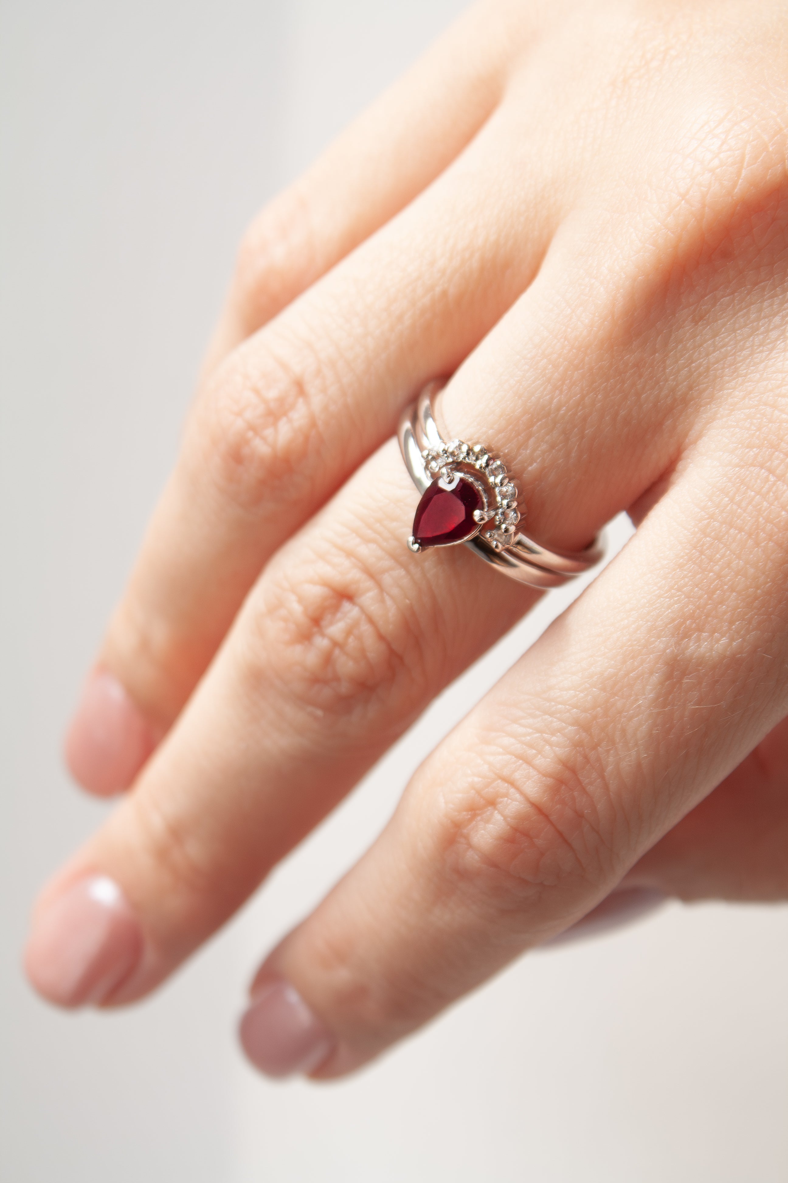 Anillo Corona con Granate y cubierta en Rodio