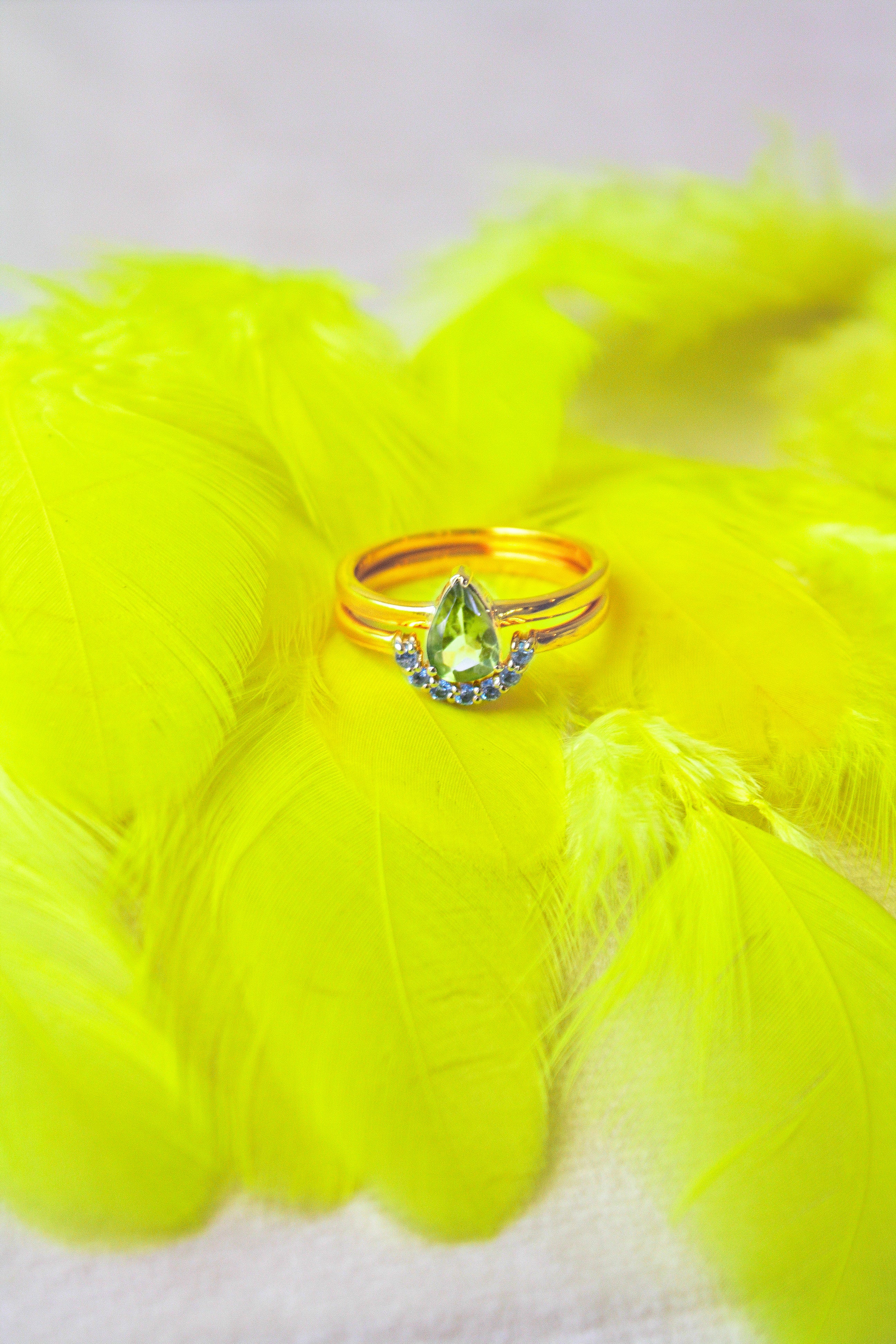 Anillo Corona con Peridoto y cubierta en Oro