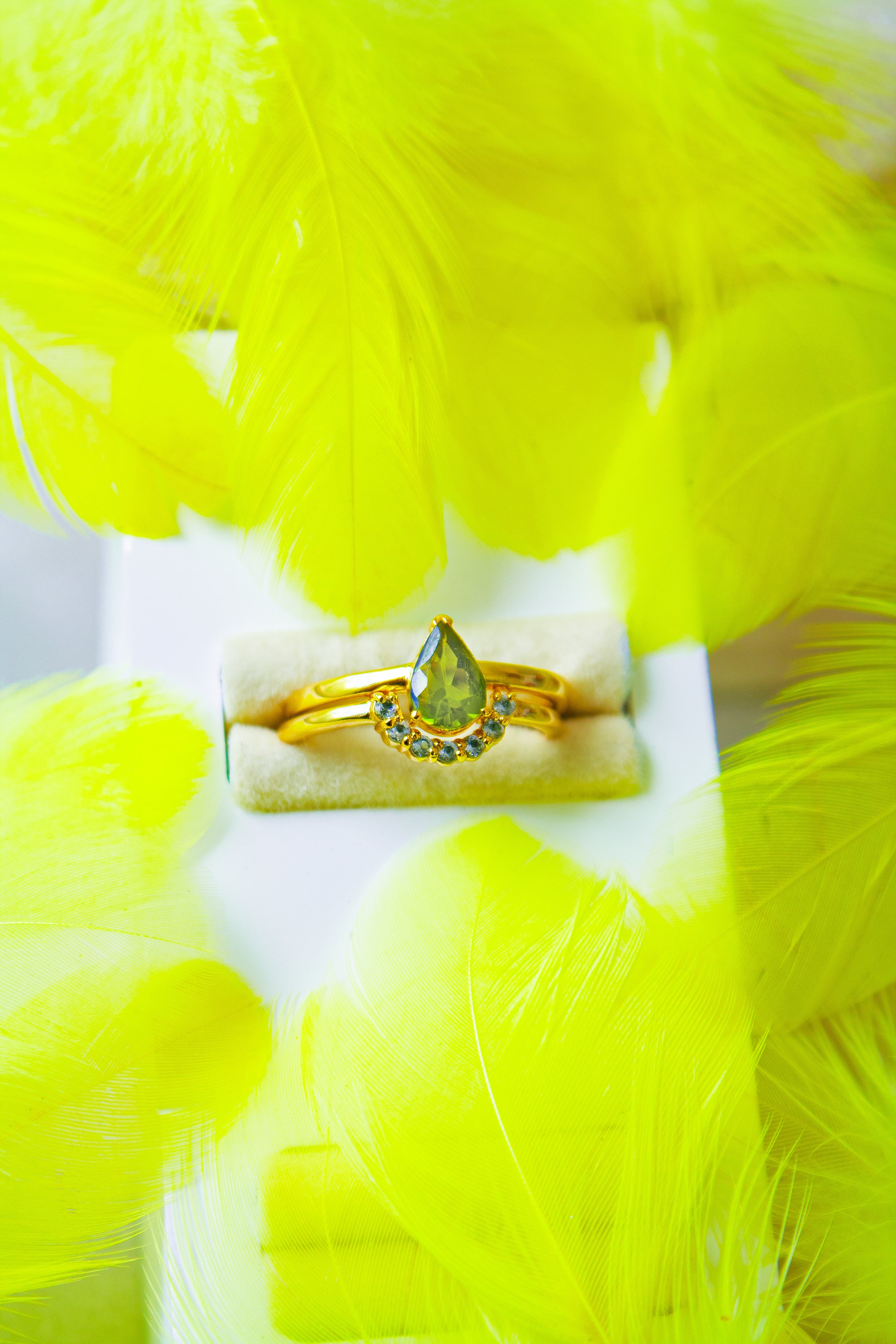 Anillo Corona con Peridoto y cubierta en Oro