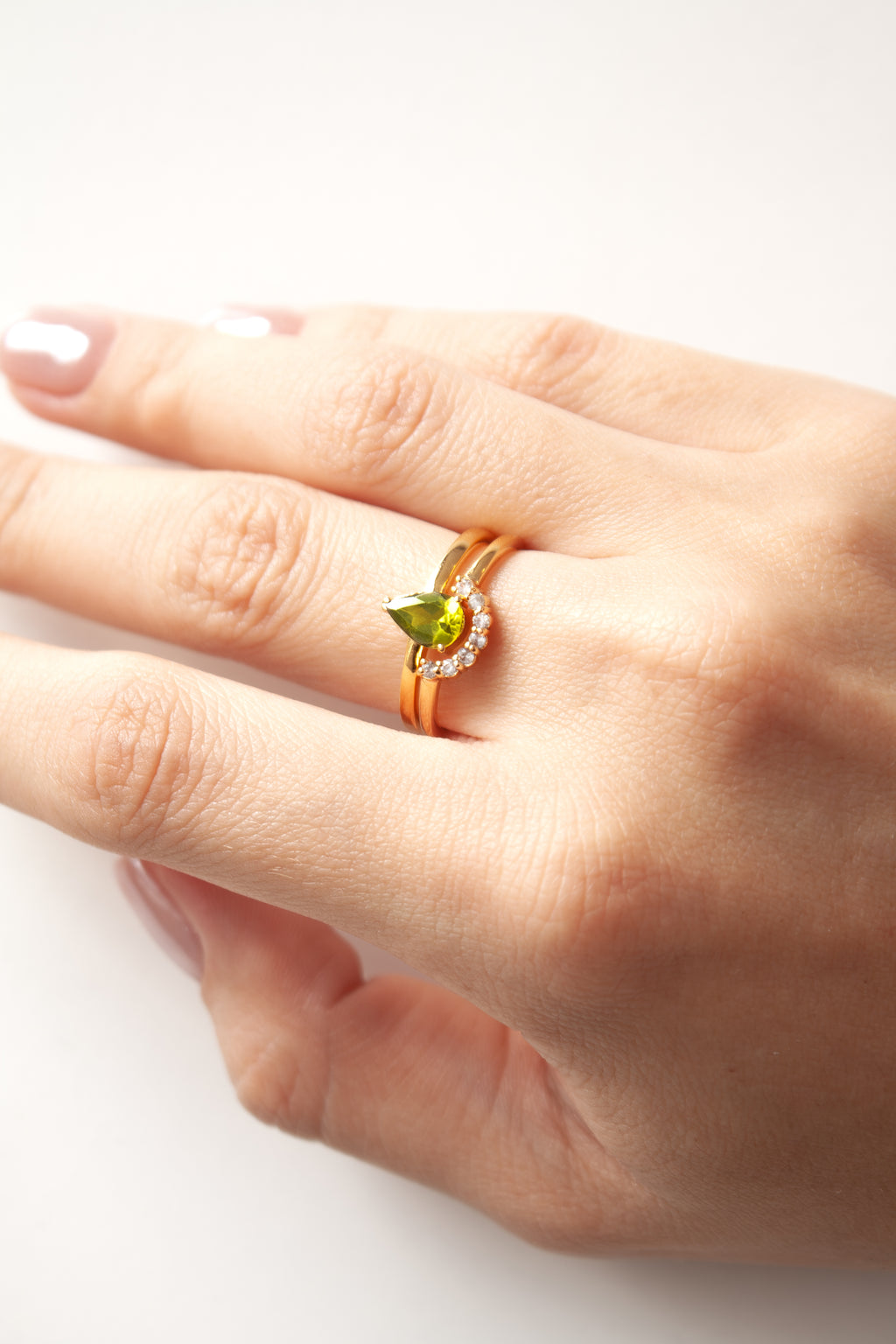 Anillo Corona con Peridoto y cubierta en Oro