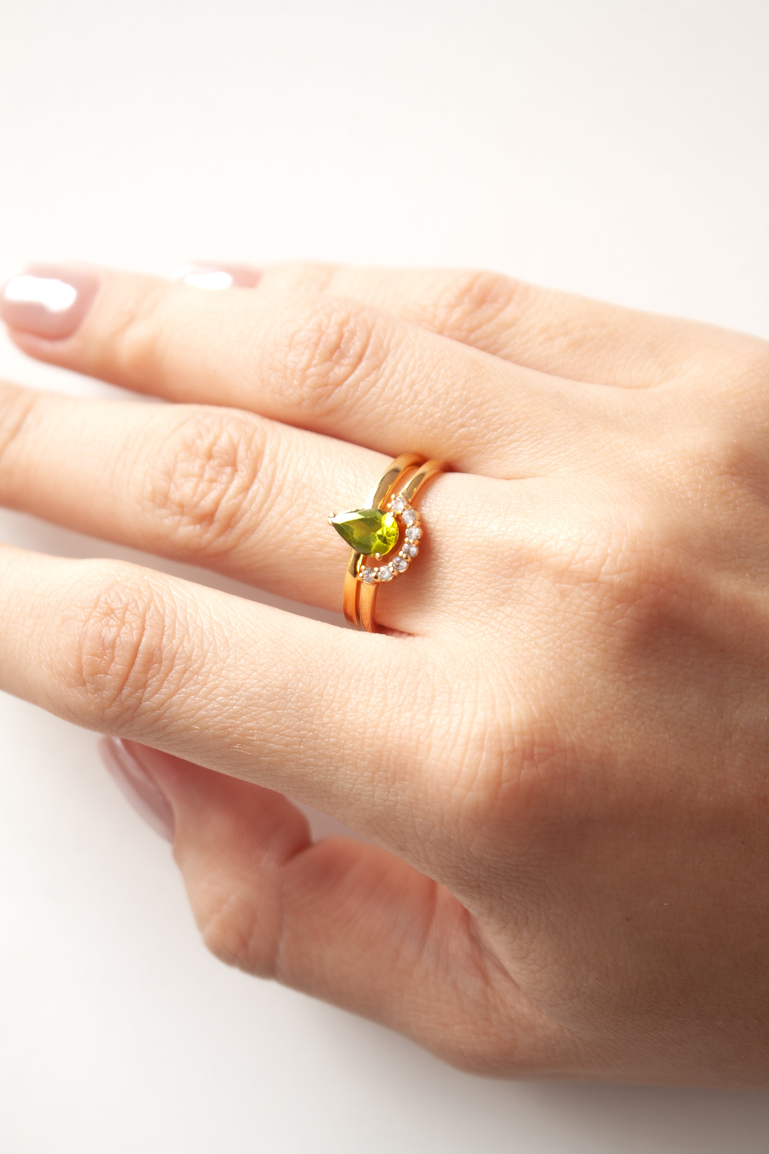 Anillo Corona con Peridoto y cubierta en Oro