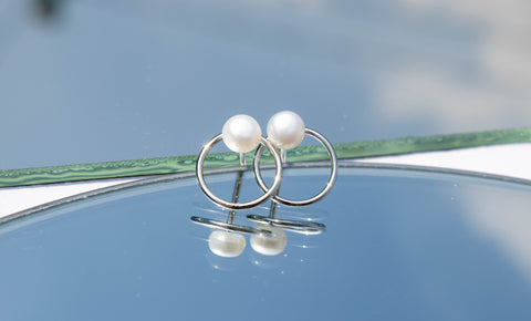 Aretes Demetria con Perla cubierta en Rodio