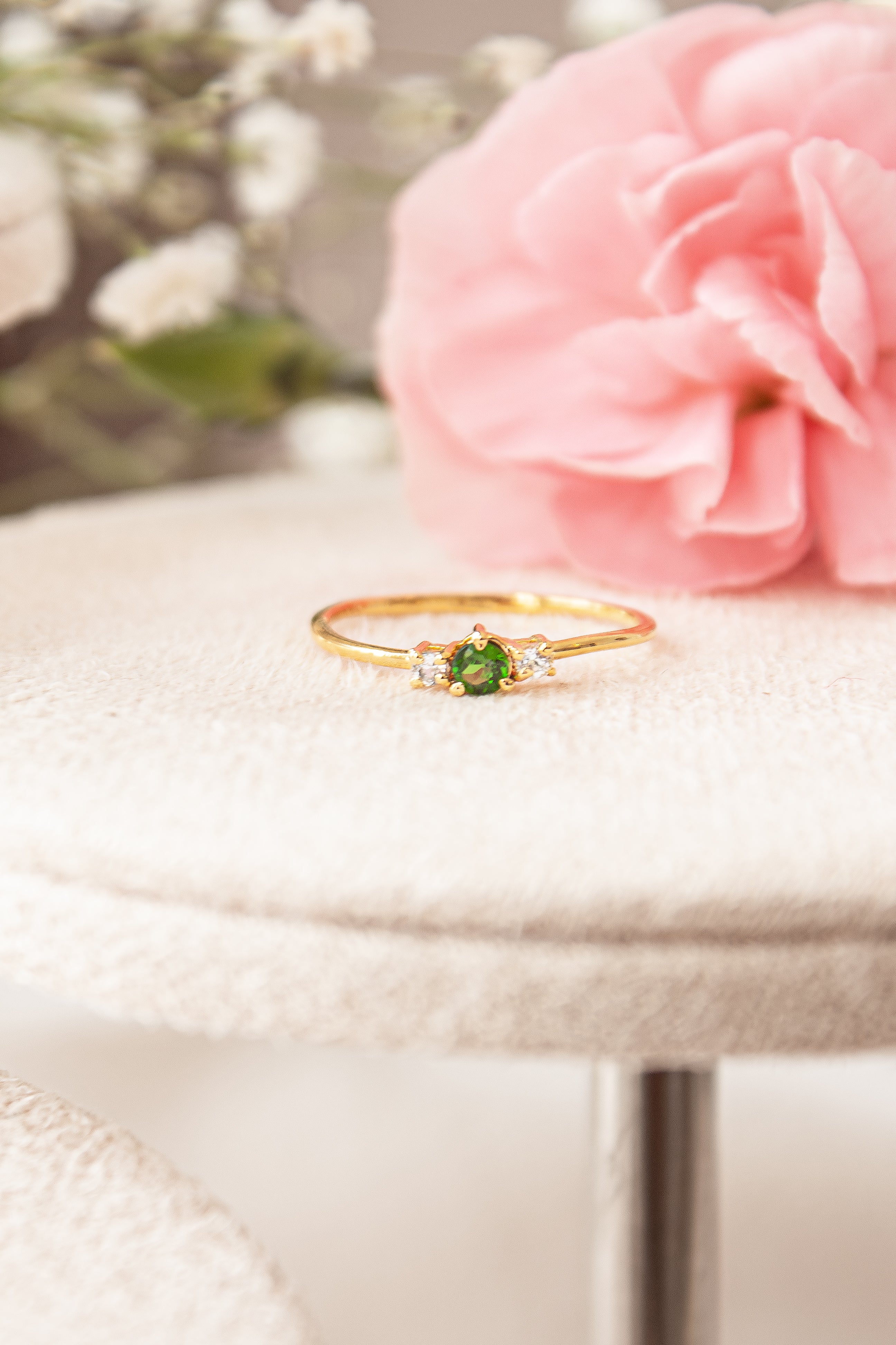 Anillo Diana con Savorita y Cuarzos blancos con cubierta en Oro