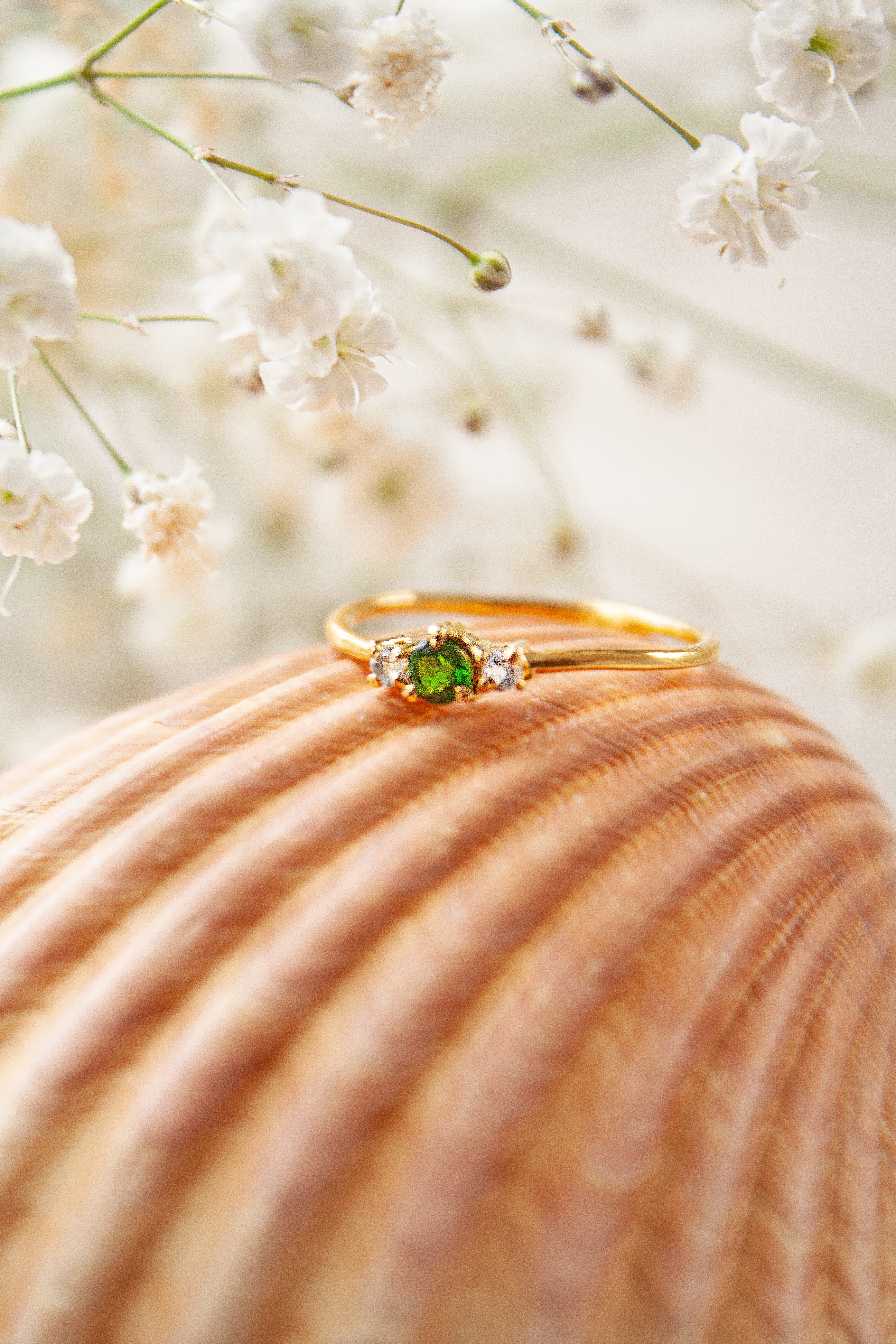 Anillo Diana con Savorita y Cuarzos blancos con cubierta en Oro