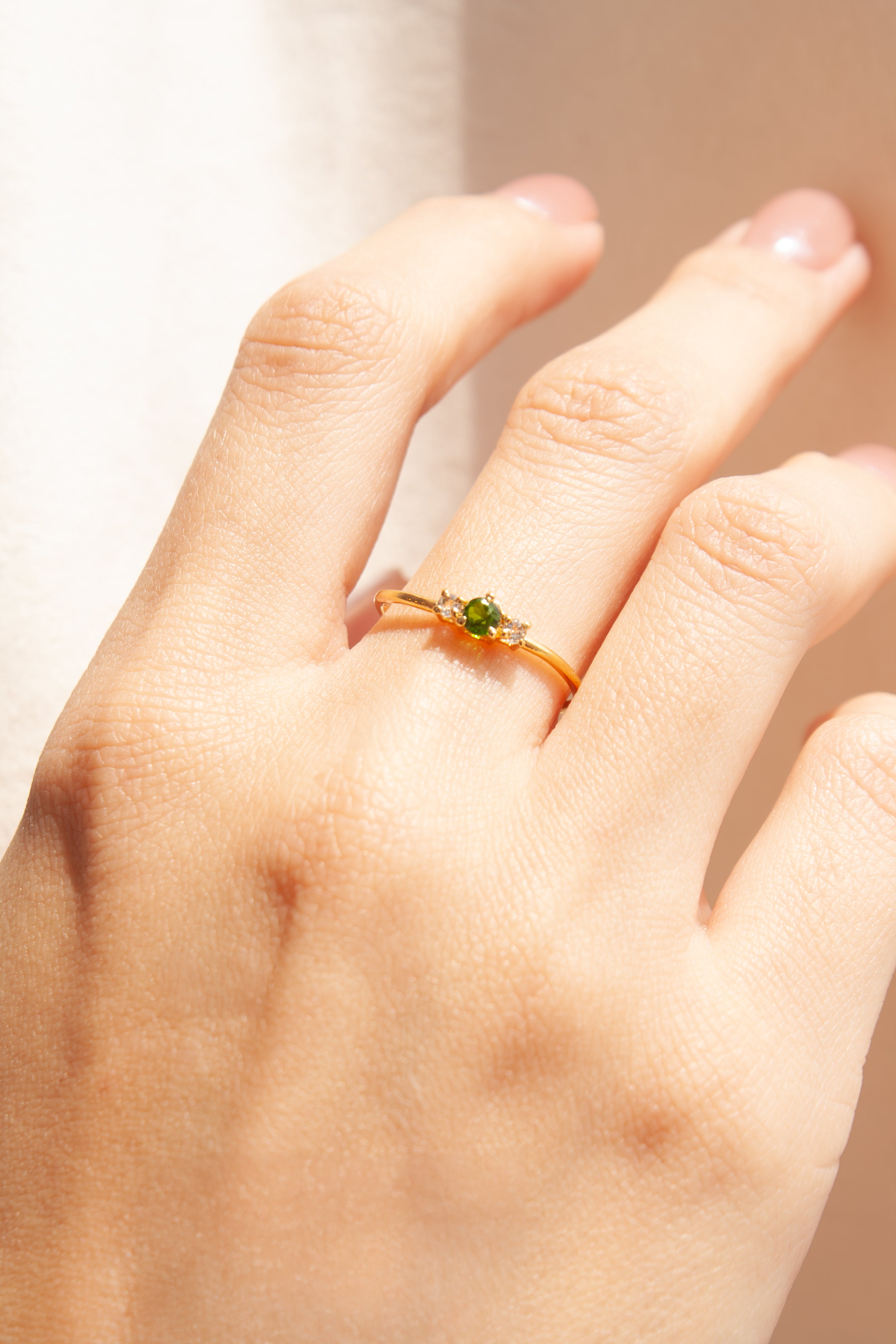 Anillo Diana con Savorita y Cuarzos blancos con cubierta en Oro