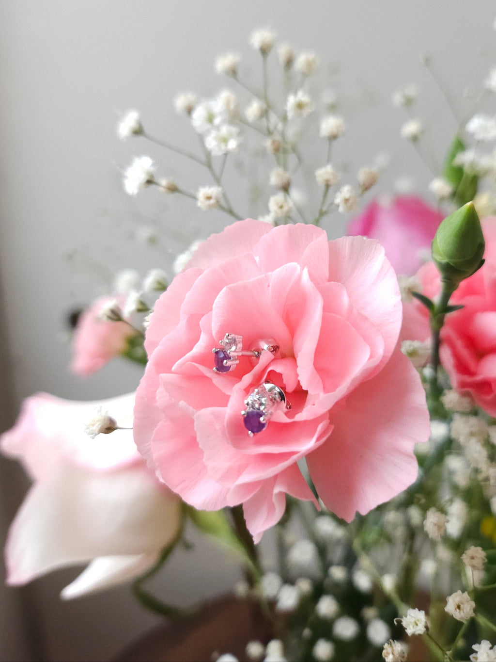 Aretes Dua con Amatista y Cuarzo blanco y cubierta en Rodio