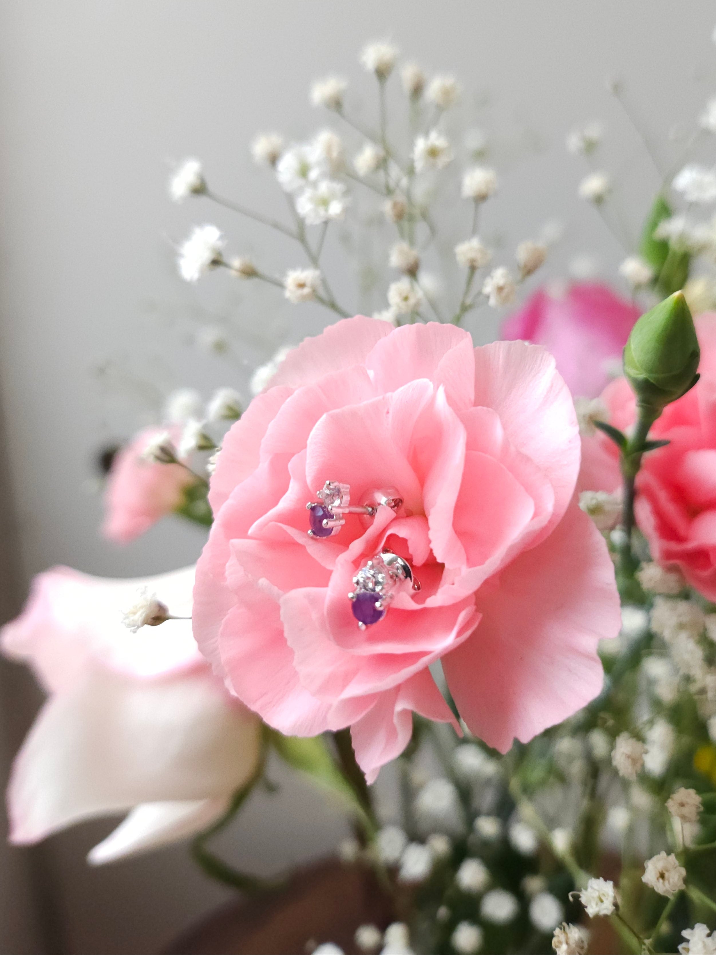 Aretes Dua con Amatista y Cuarzo blanco y cubierta en Rodio