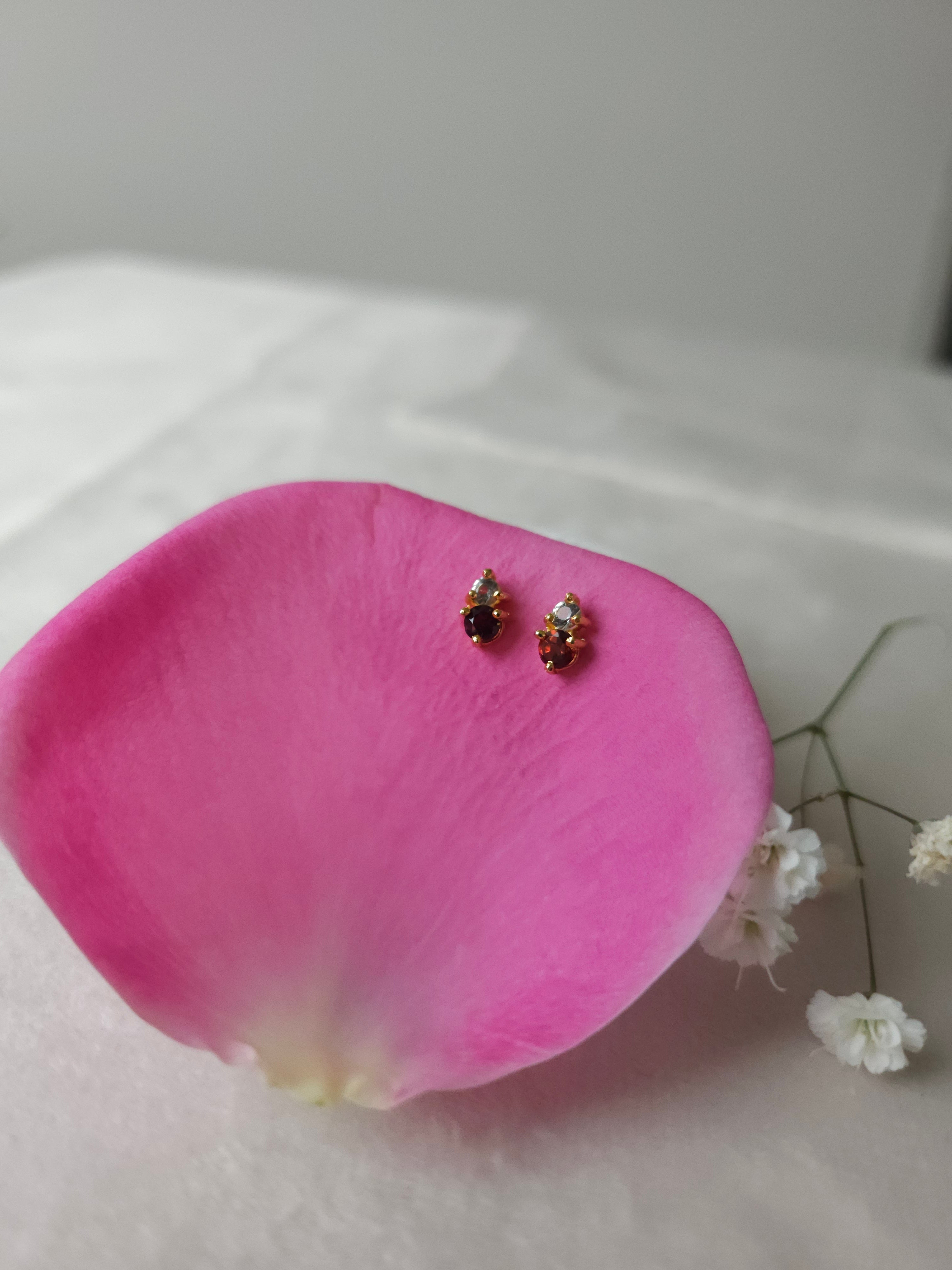 Aretes Dua con Granate y Cuarzo blanco con cubierta en Oro de 14K