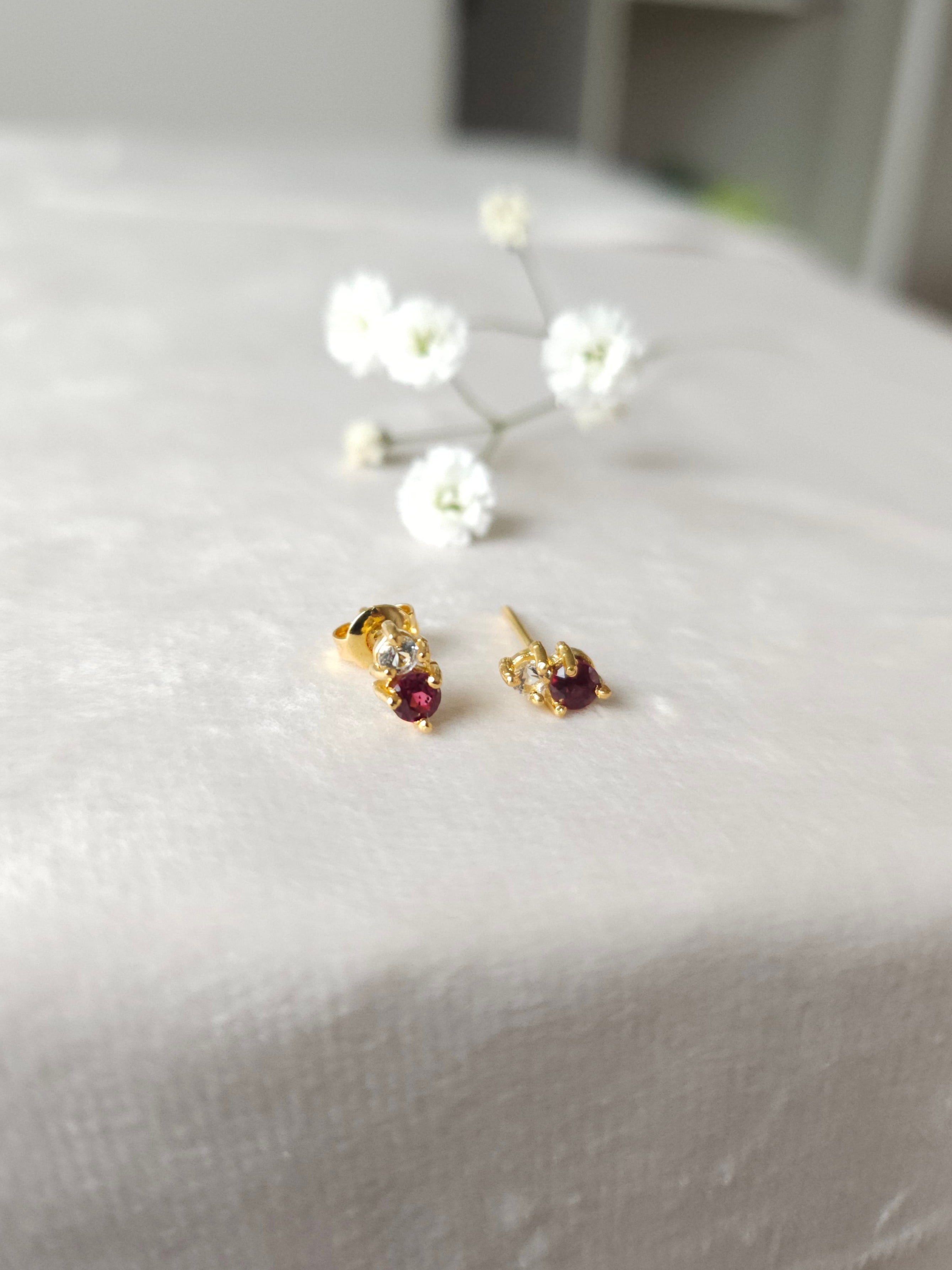 Aretes Dua con Granate y Cuarzo blanco con cubierta en Oro de 14K