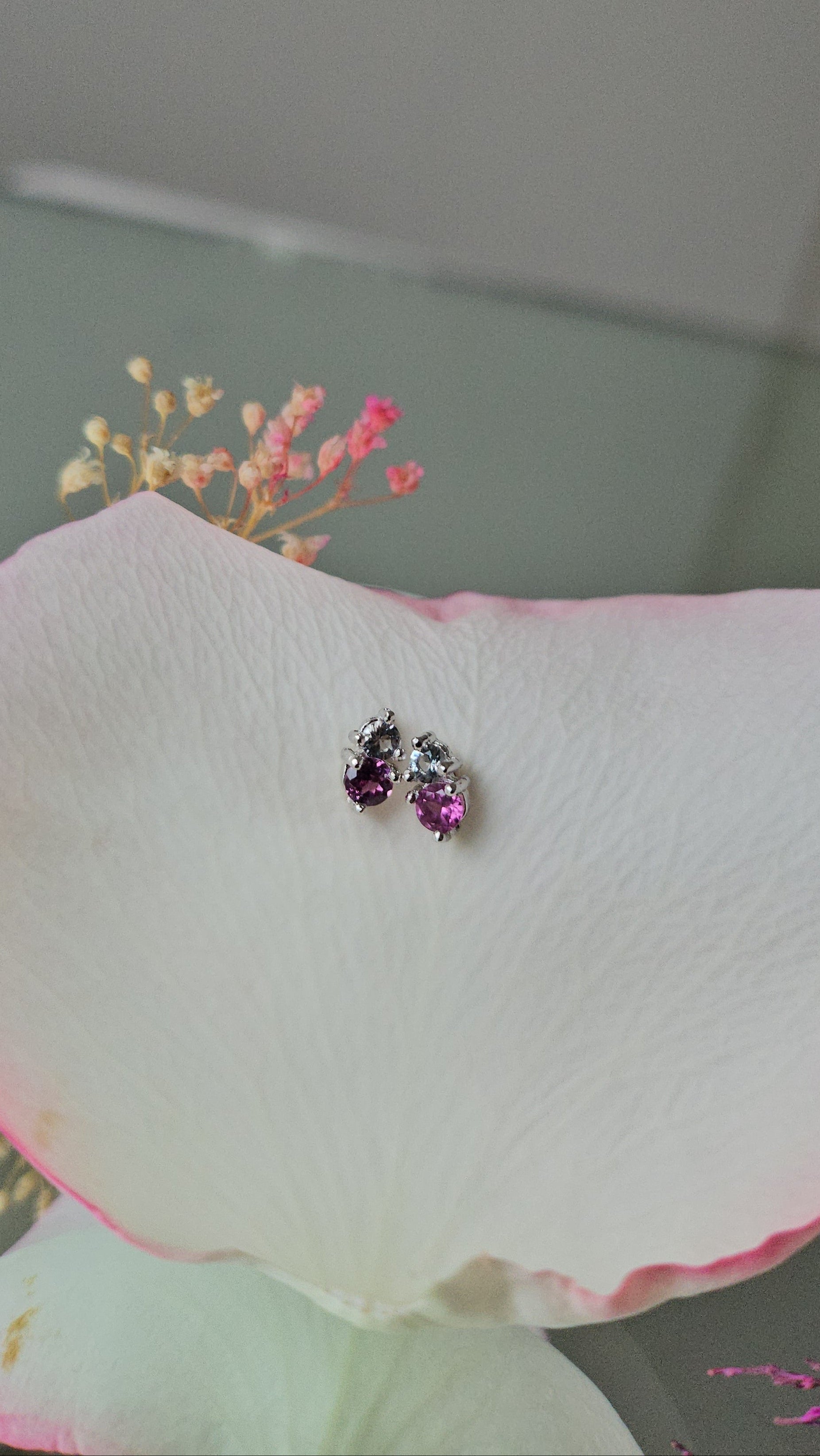 Aretes Dua con Rodolita y Cuarzo blanco y cubierta en Rodio
