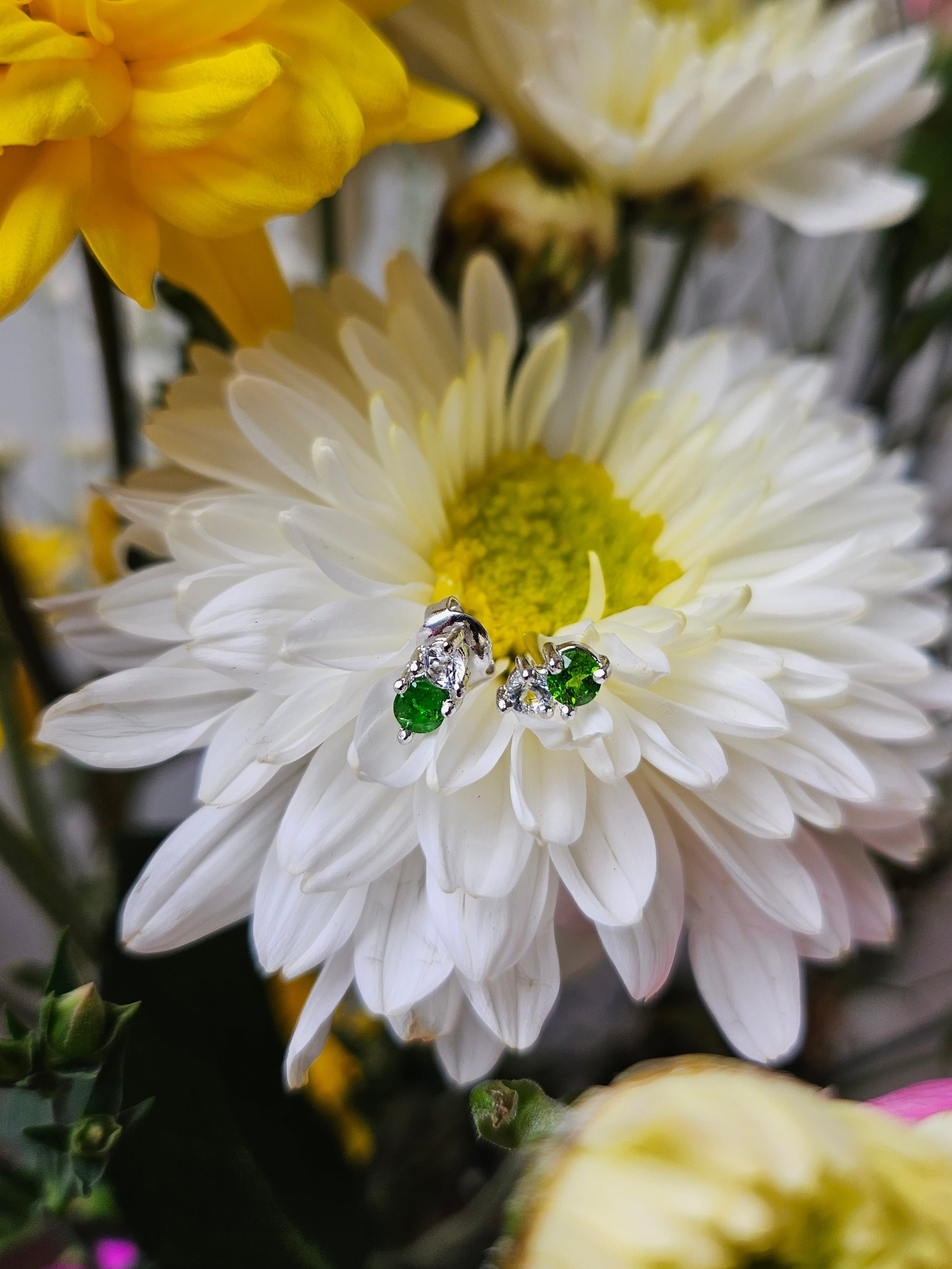 Aretes Dua con Savorita y Cuarzo blanco y cubierta en Rodio