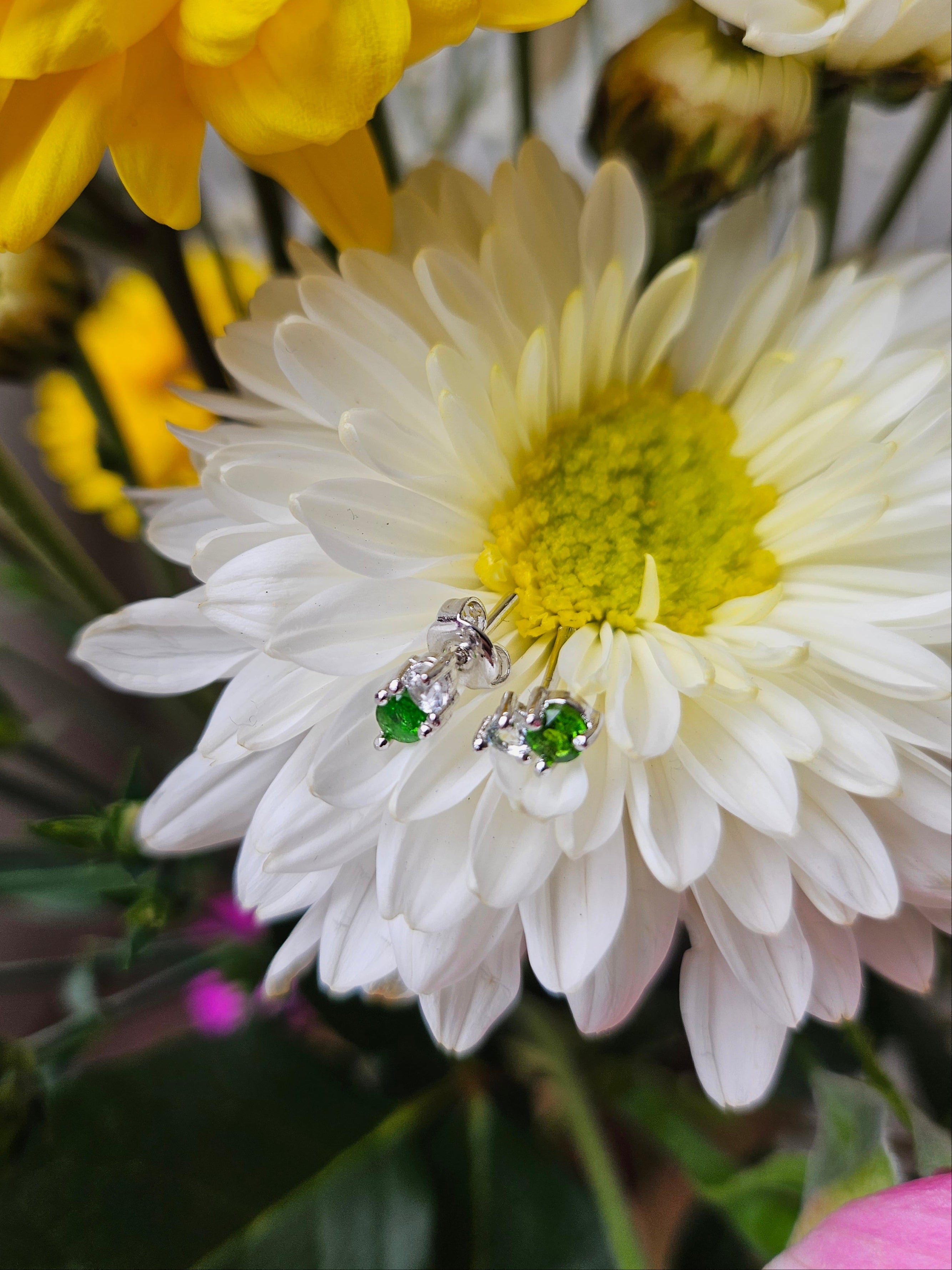 Aretes Dua con Savorita y Cuarzo blanco y cubierta en Rodio