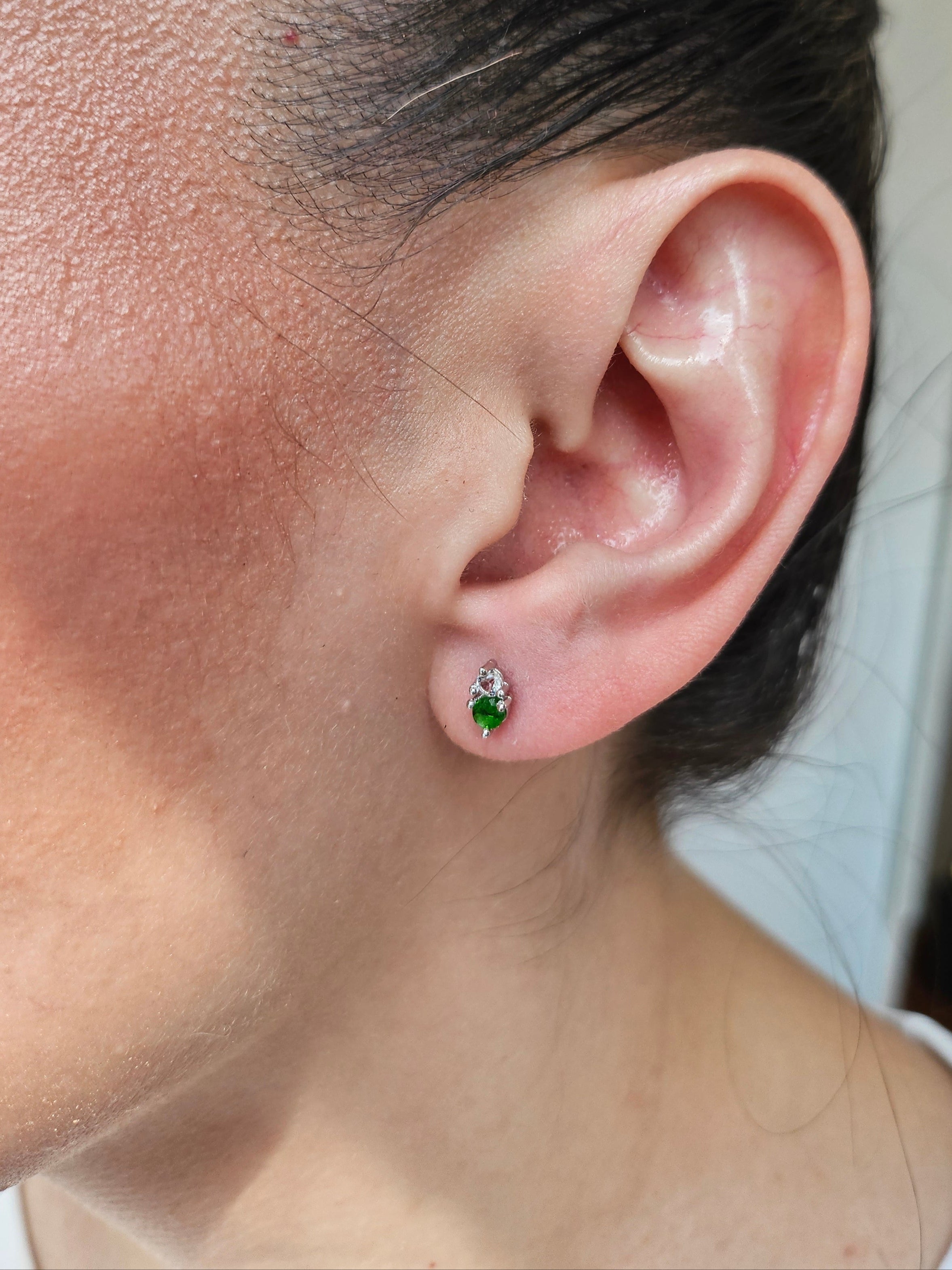 Aretes Dua con Savorita y Cuarzo blanco y cubierta en Rodio