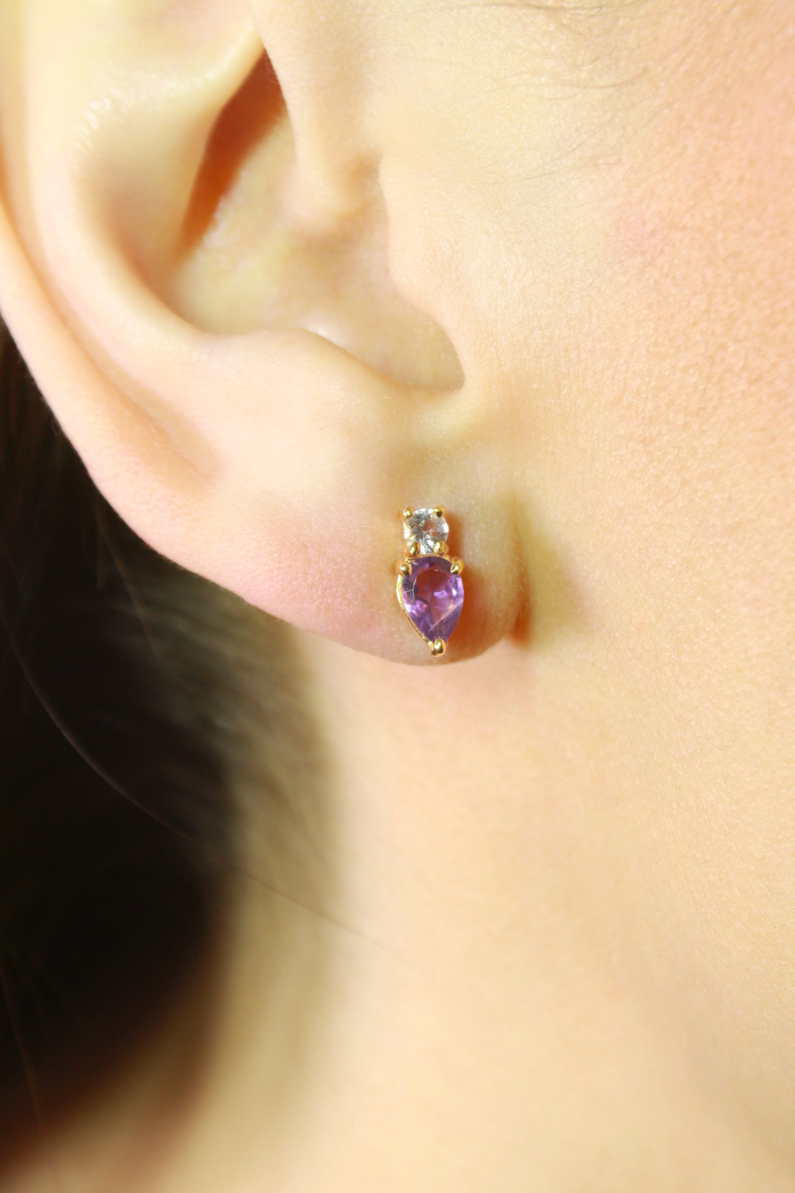 Aretes Fiora con Amatista y Cuarzo Blanco en cubierta en oro de 14K