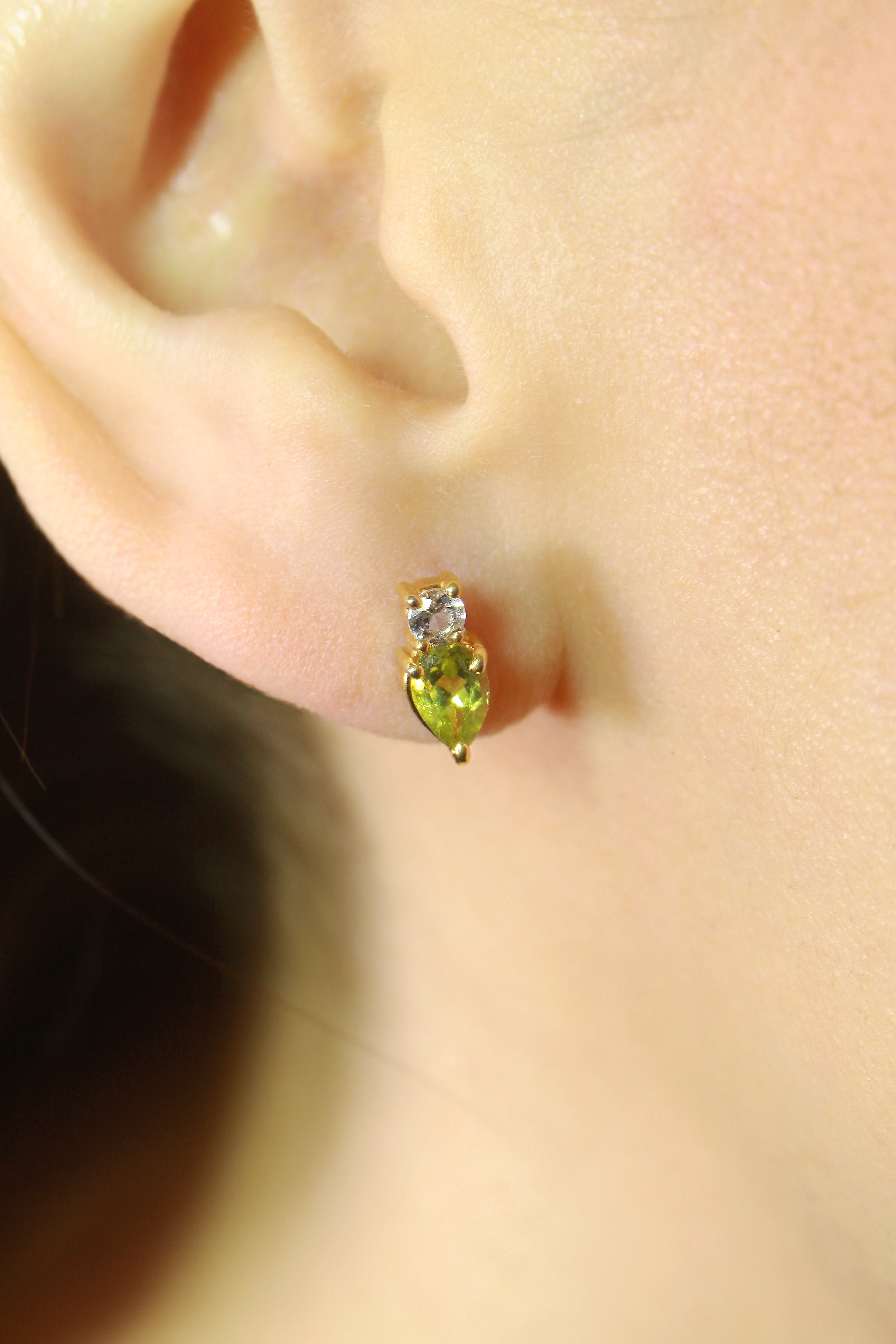 Aretes Fiora con Peridoto y Cuarzo Blanco en cubierta en oro de 14K