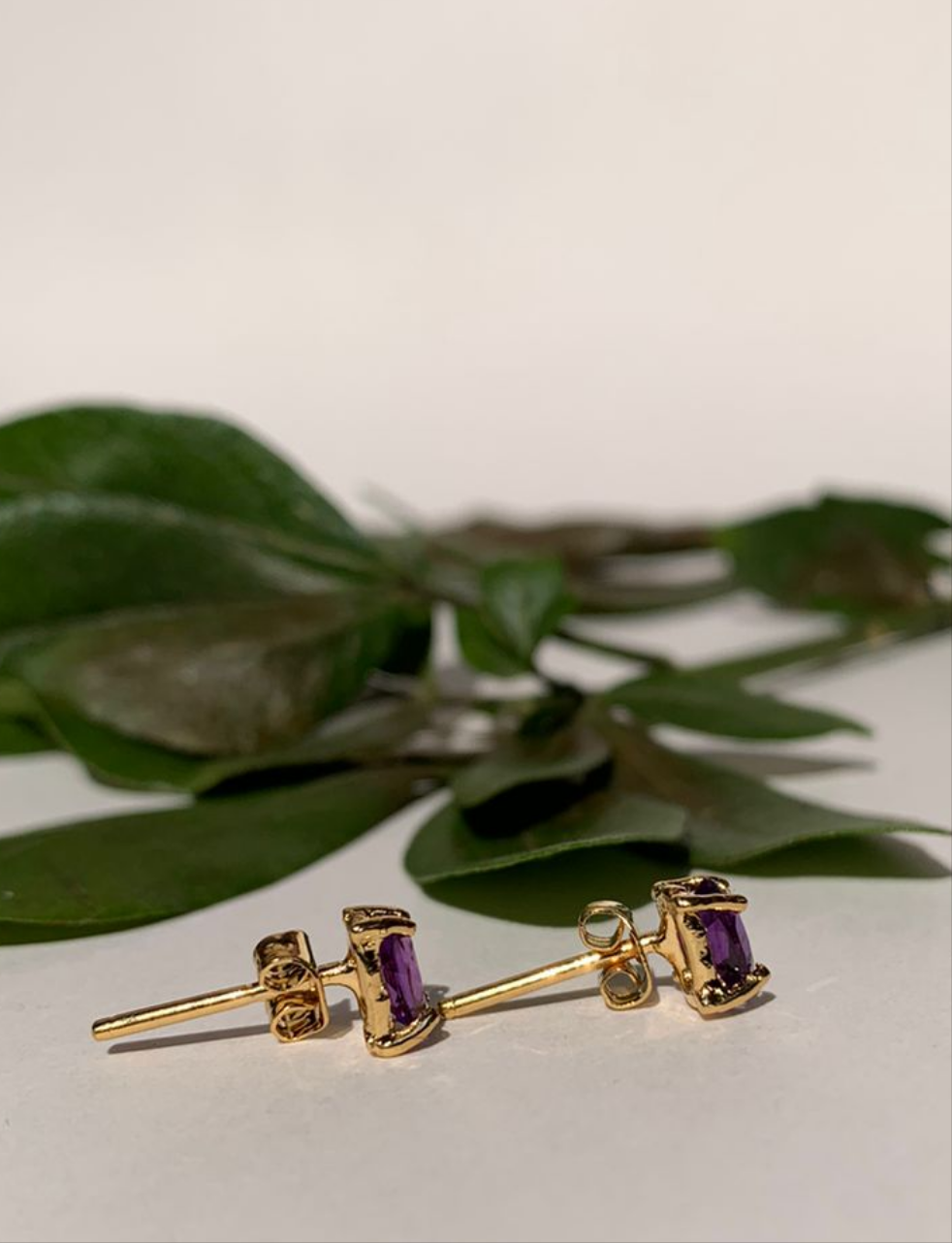 Aretes Amatista Oval con cubierta en Oro.