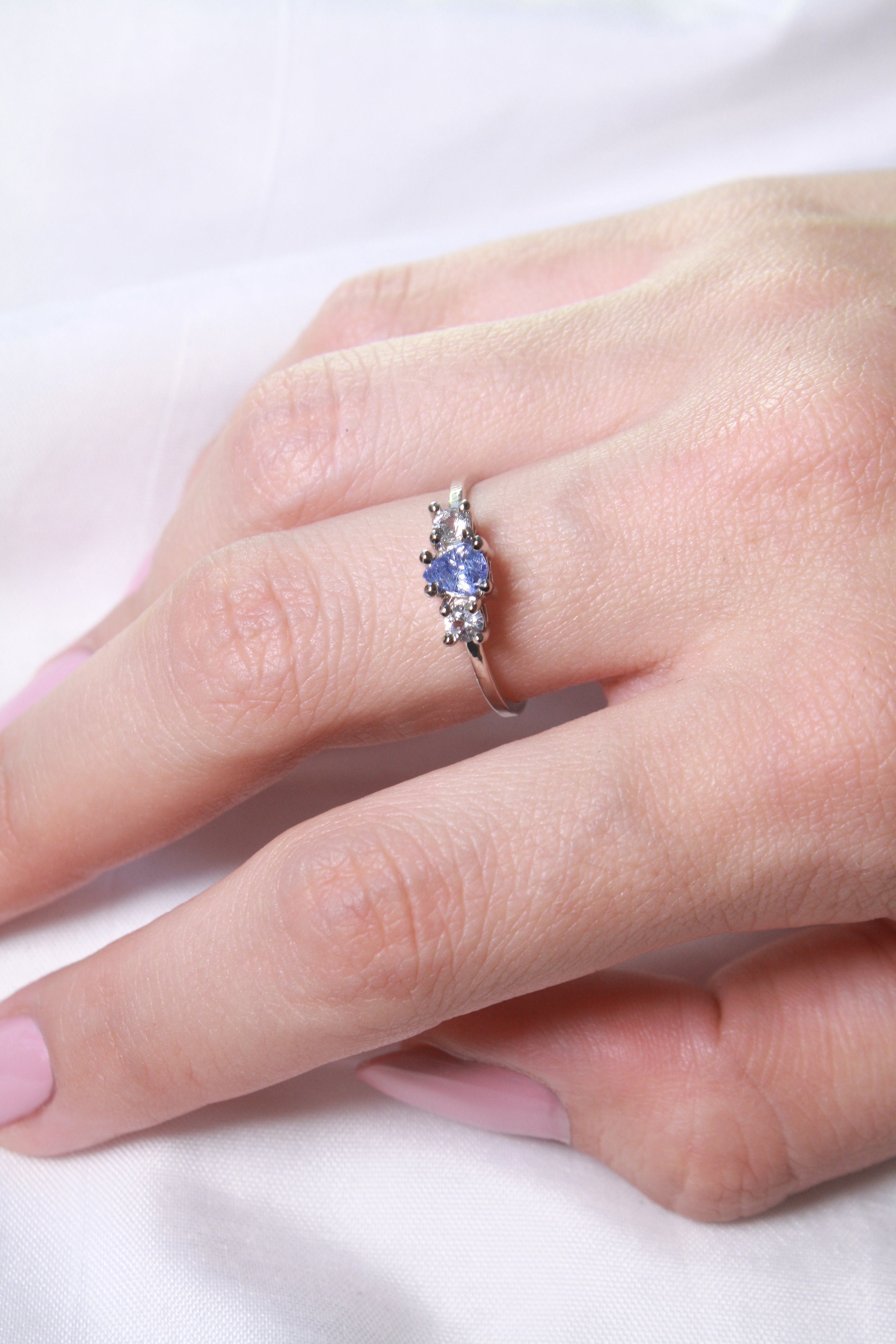 Anillo  Tanzanita cubierto en Rodio