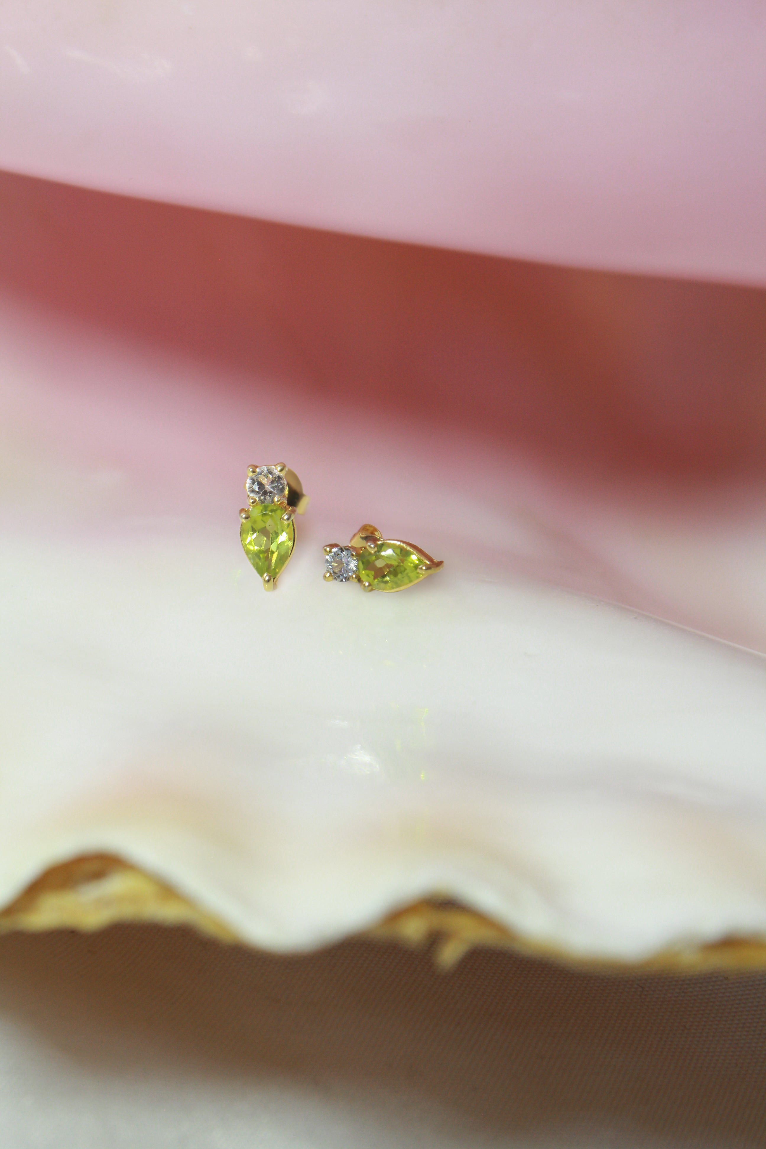Aretes Fiora con Peridoto y Cuarzo Blanco en cubierta en oro de 14K