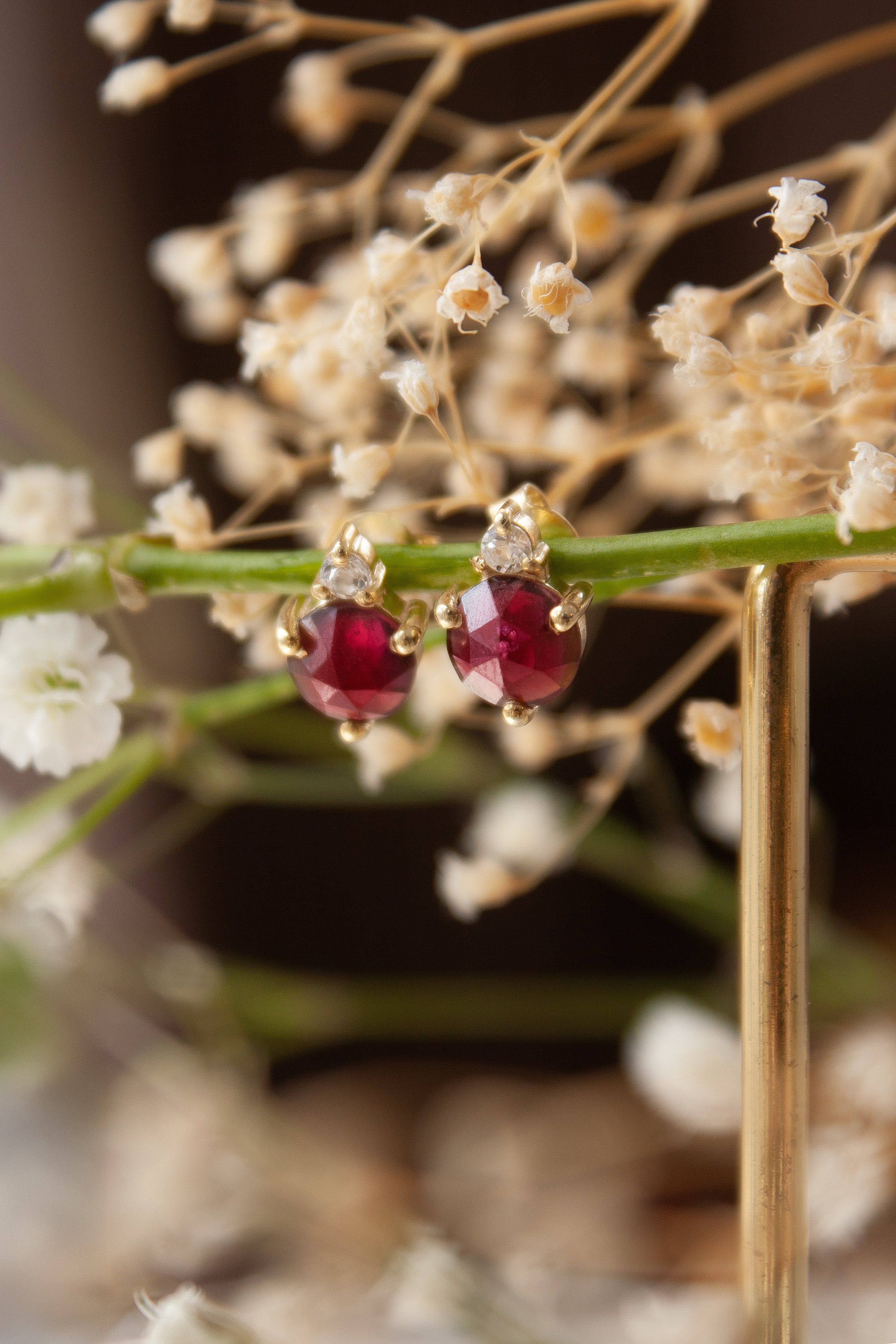 Aretes Kass con Granates y Cuarzo Blanco con cubierta en Oro