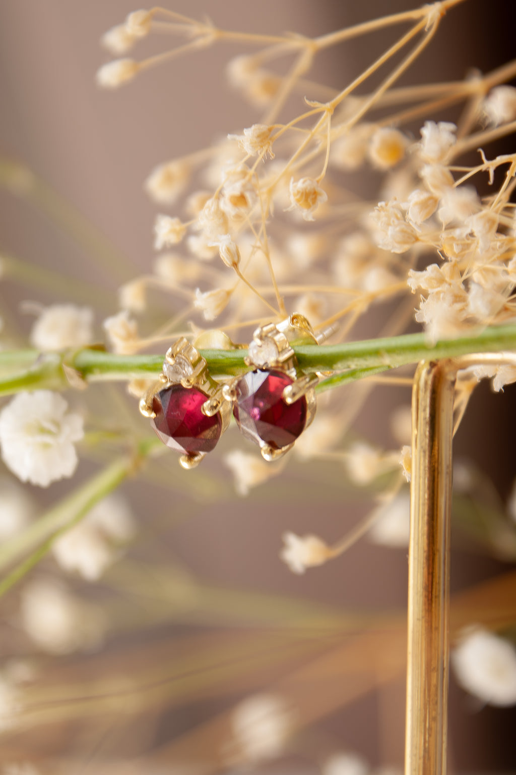 Aretes Kass con Granates y Cuarzo Blanco con cubierta en Oro