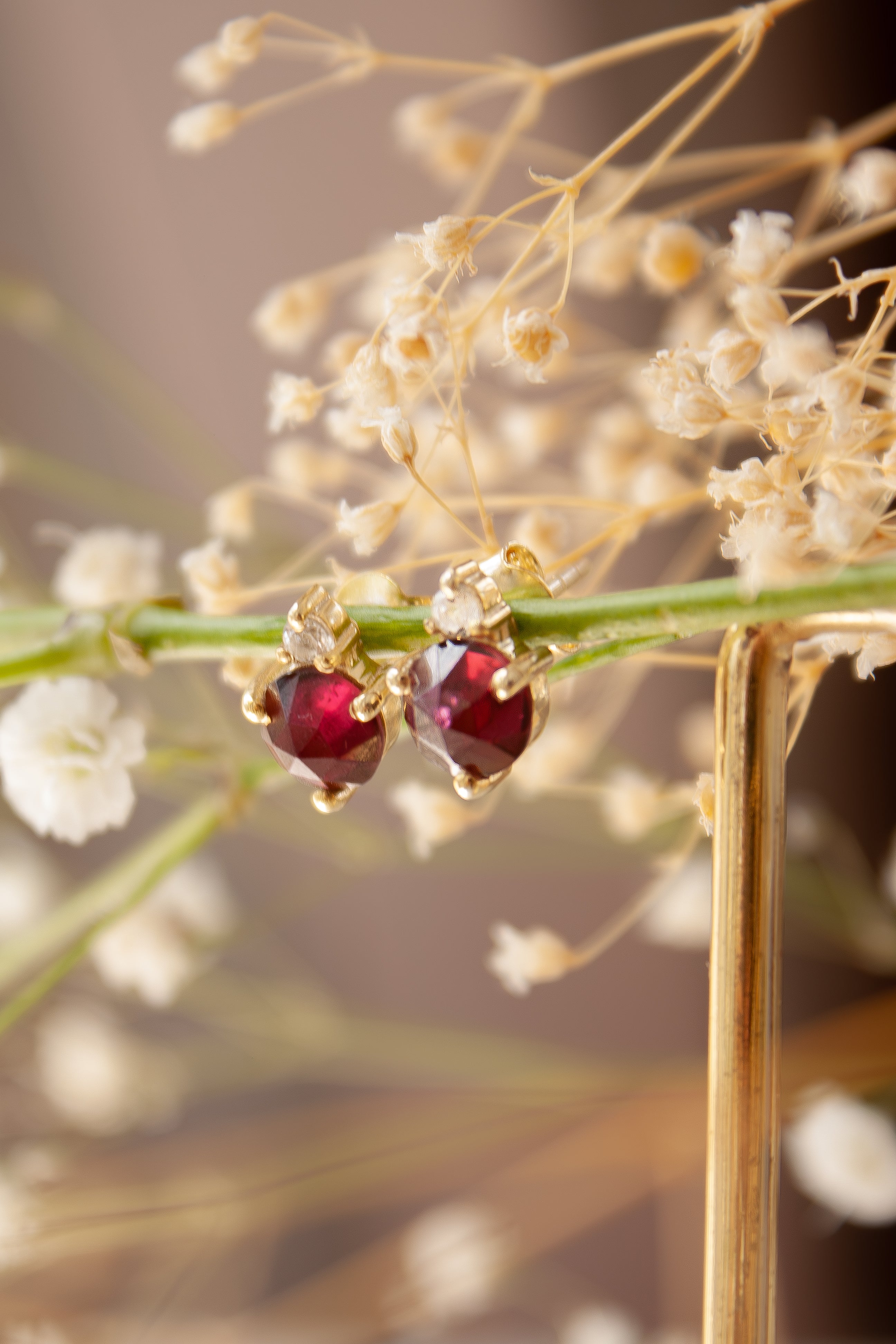 Aretes Kass con Granates y Cuarzo Blanco con cubierta en Oro