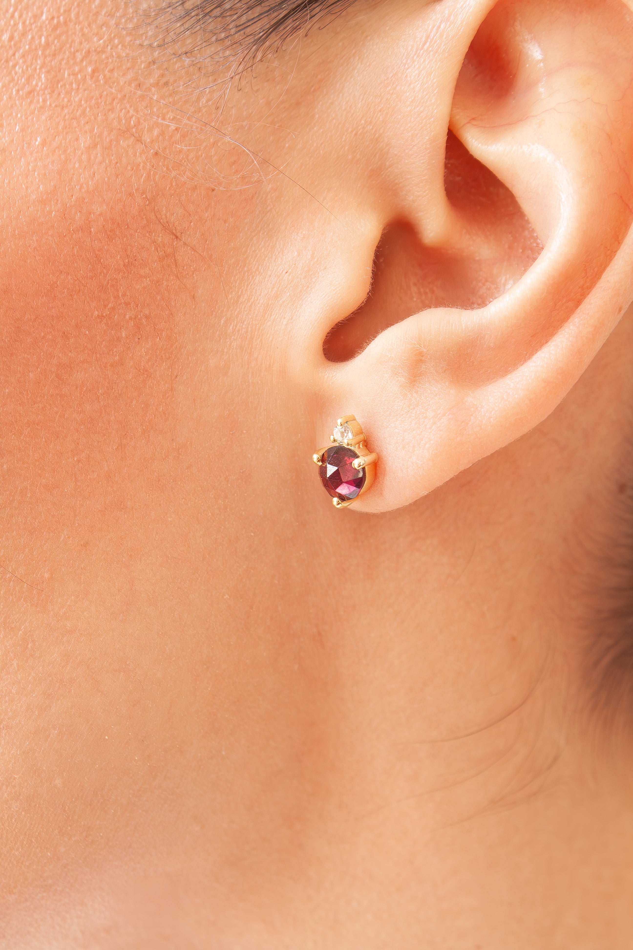 Aretes Kass con Granates y Cuarzo Blanco con cubierta en Oro