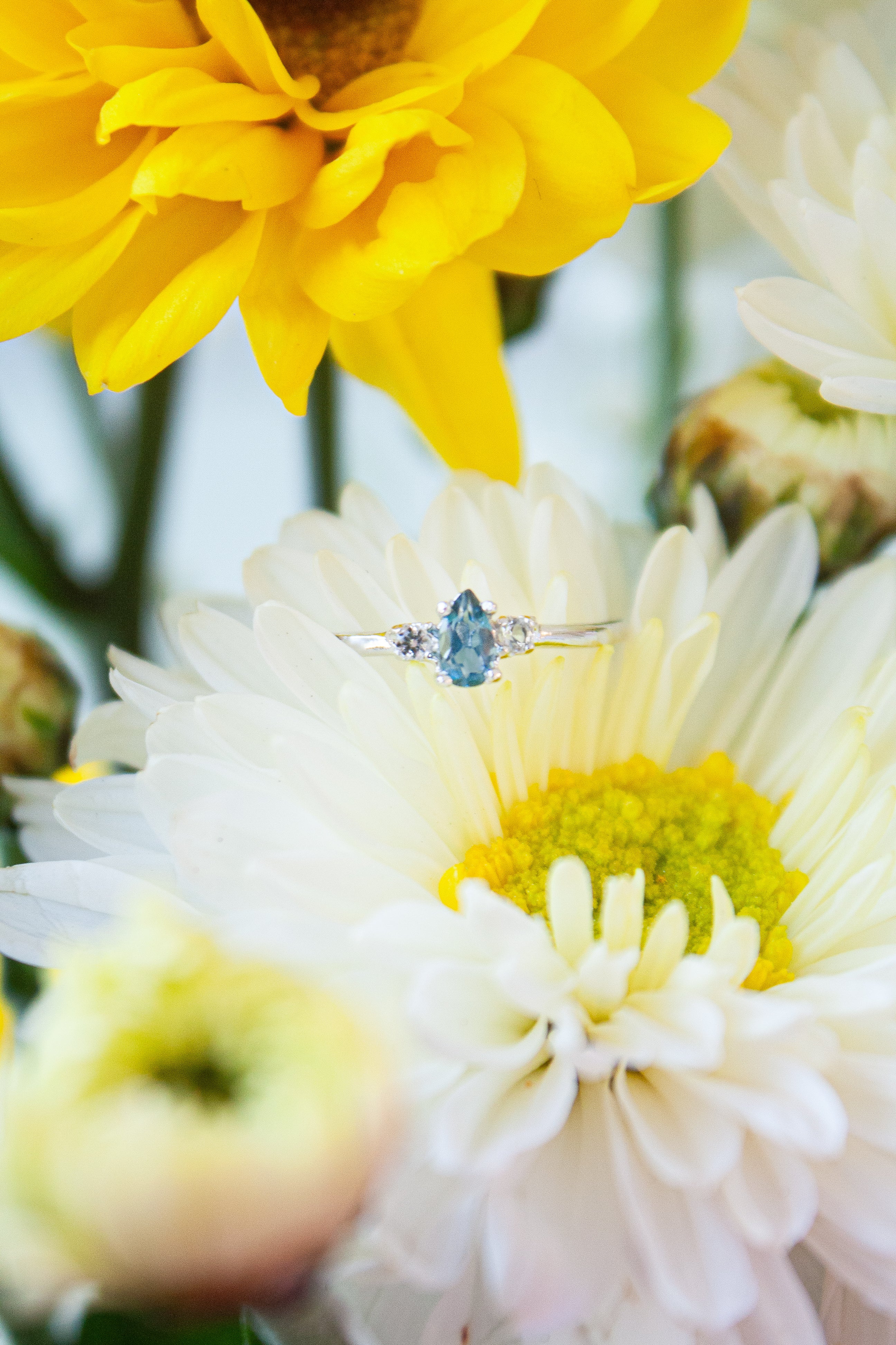 Anillo Luna con Topacio London blue con cubierta en Rodio