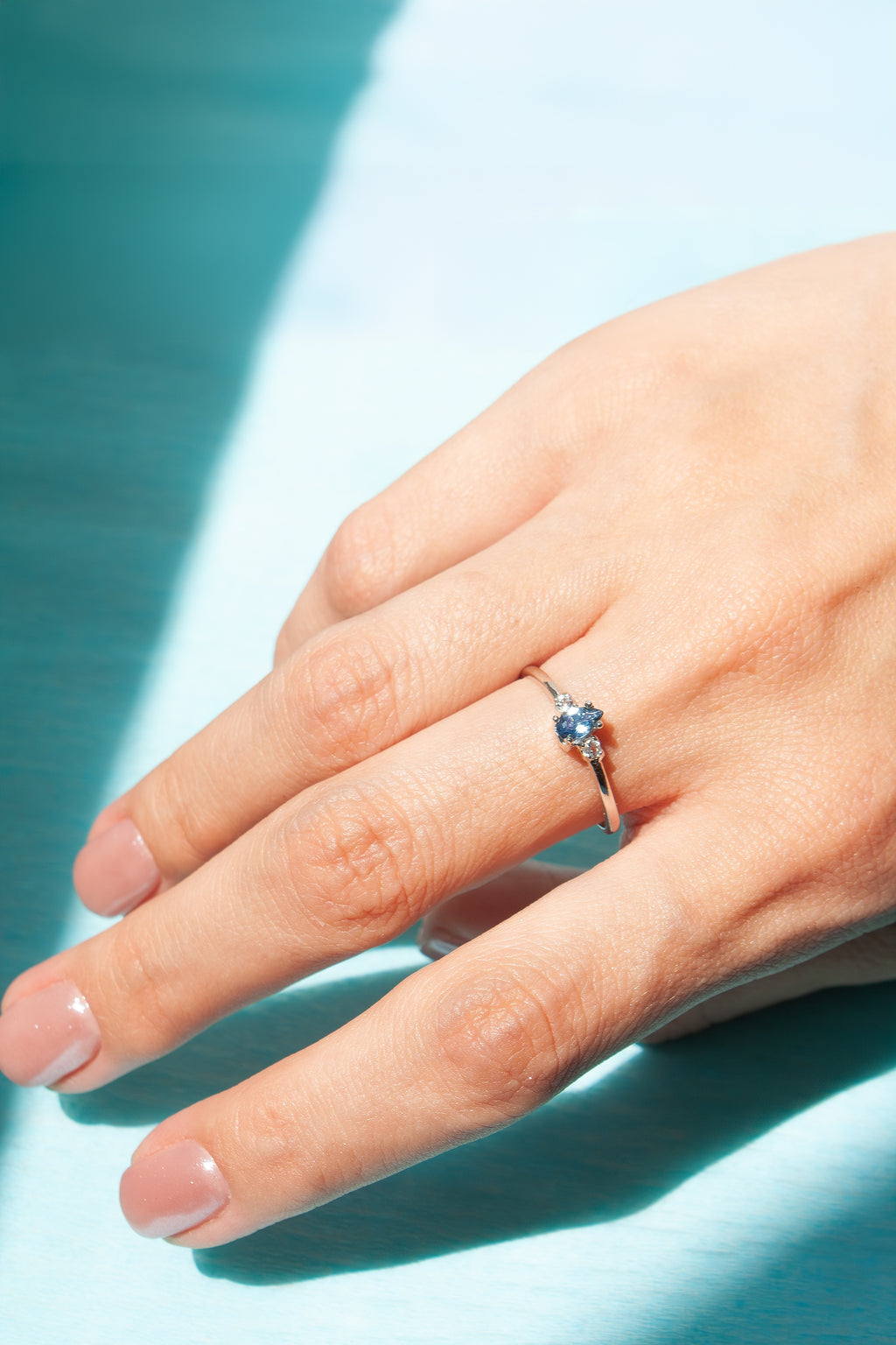 Anillo Luna con Topacio London blue con cubierta en Rodio