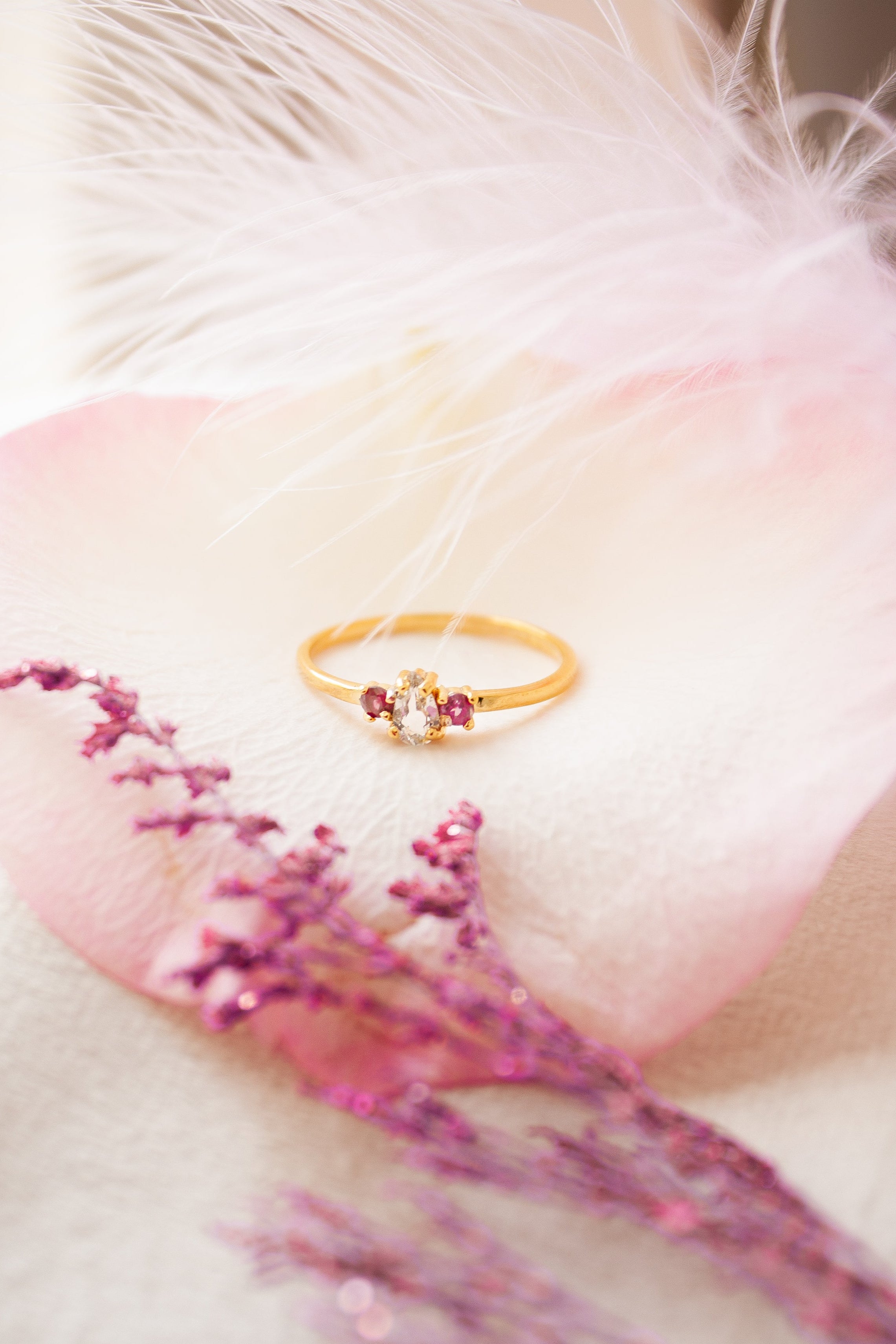 Anillo Luna con Topacio blanco y Rodolitas con cubierta en Oro