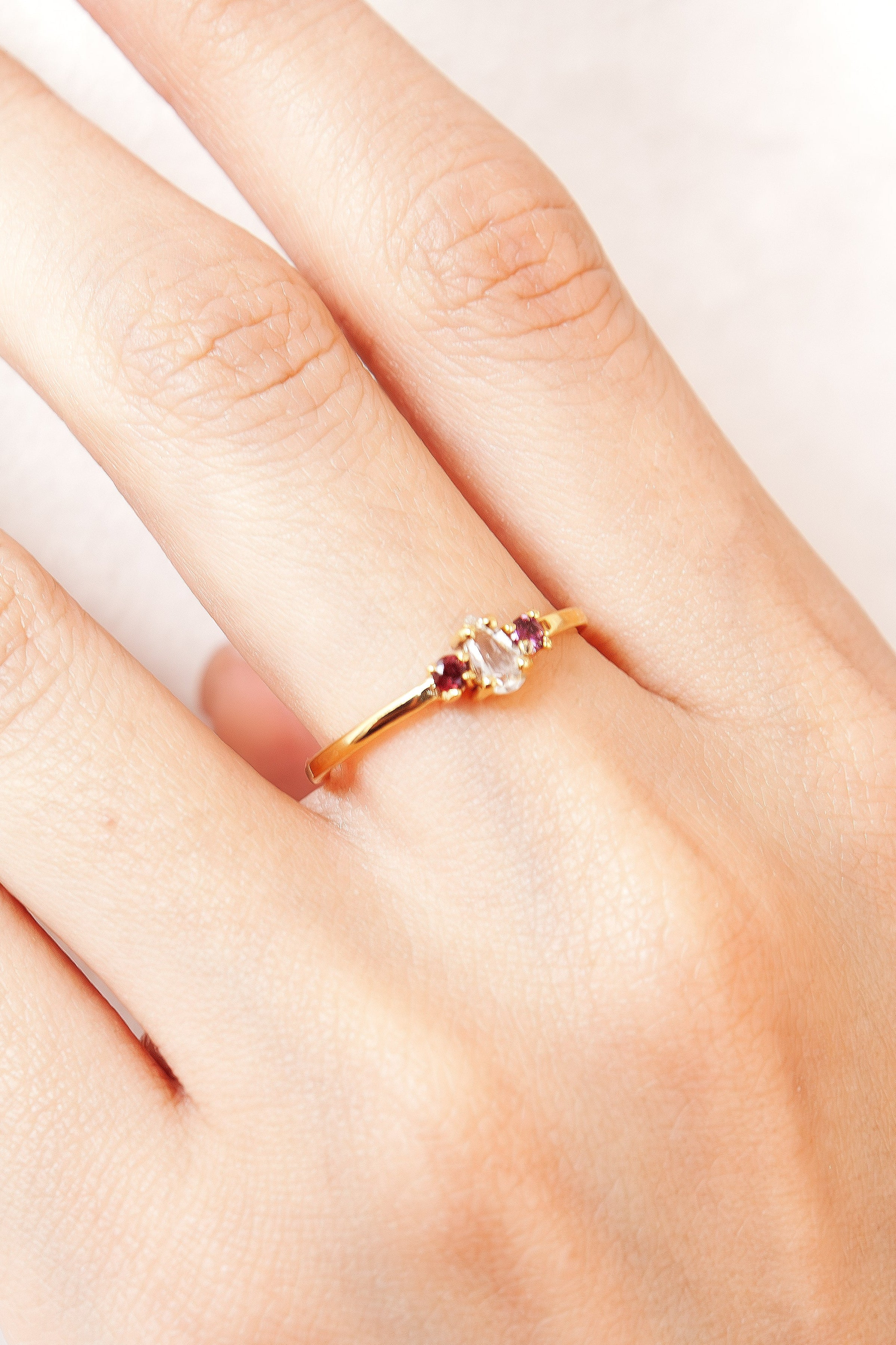 Anillo Luna con Topacio blanco y Rodolitas con cubierta en Oro