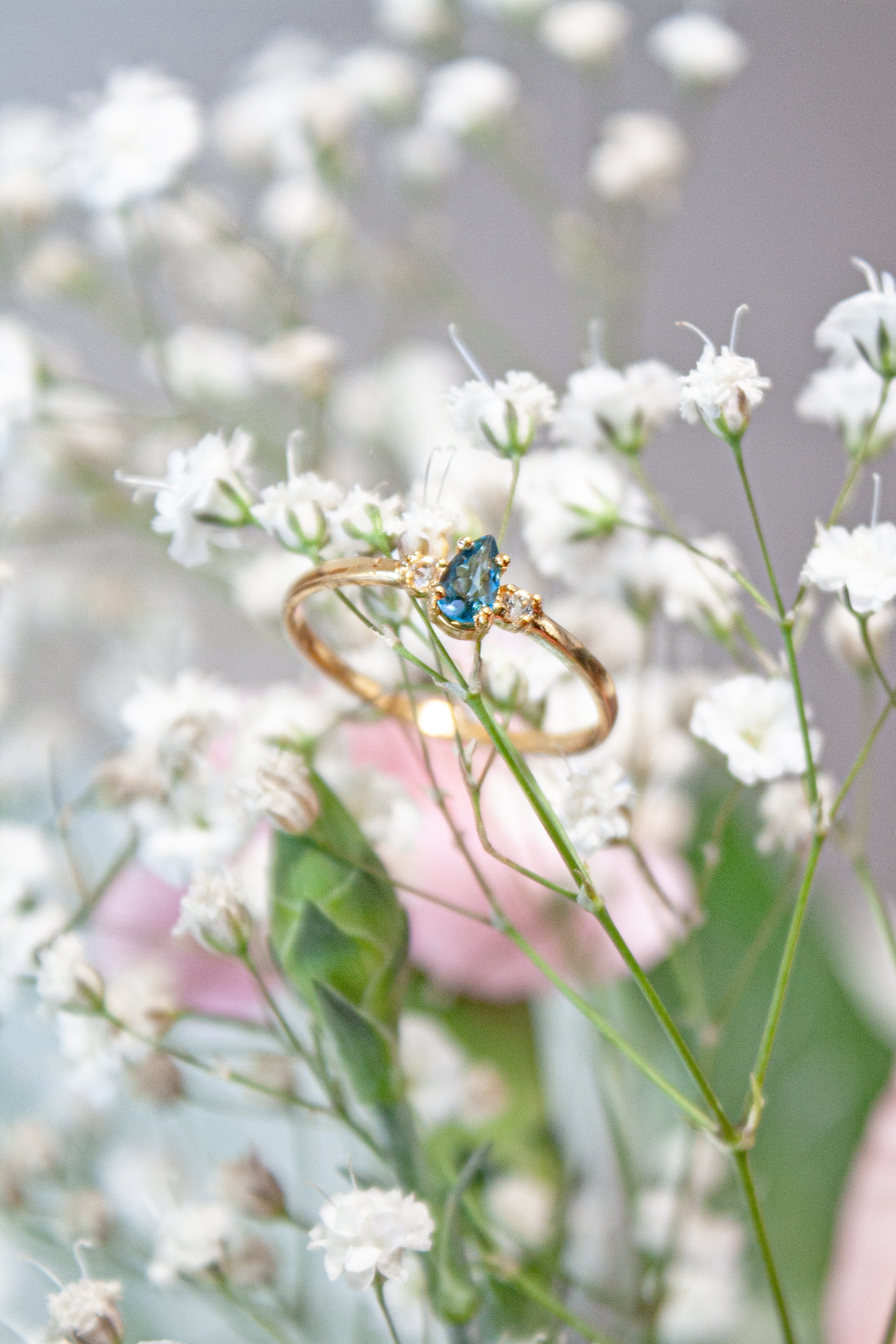 Anillo Luna con Topacio London blue con cubierta en Oro
