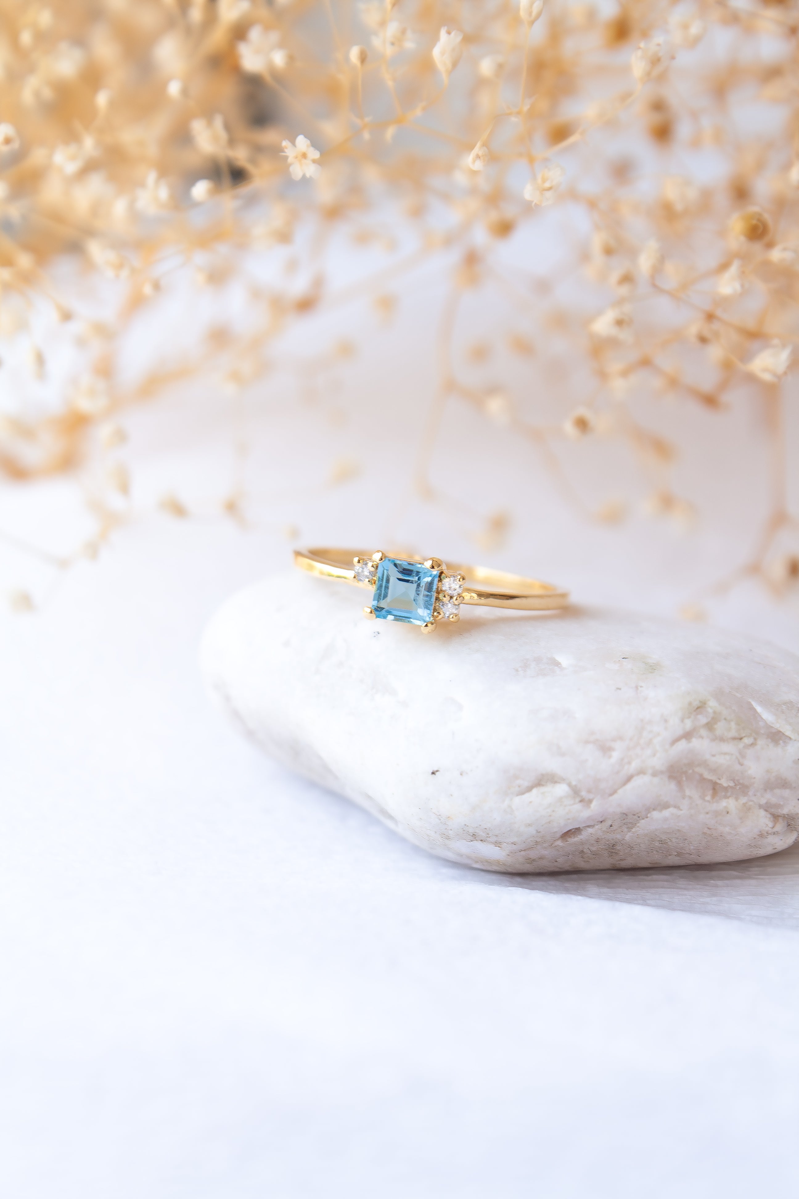 Anillo Maya con Topacio azul y cubierta en Oro