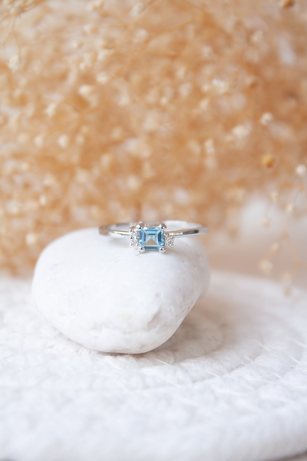 Anillo Maya con Topacio azul y cubierta en Rodio