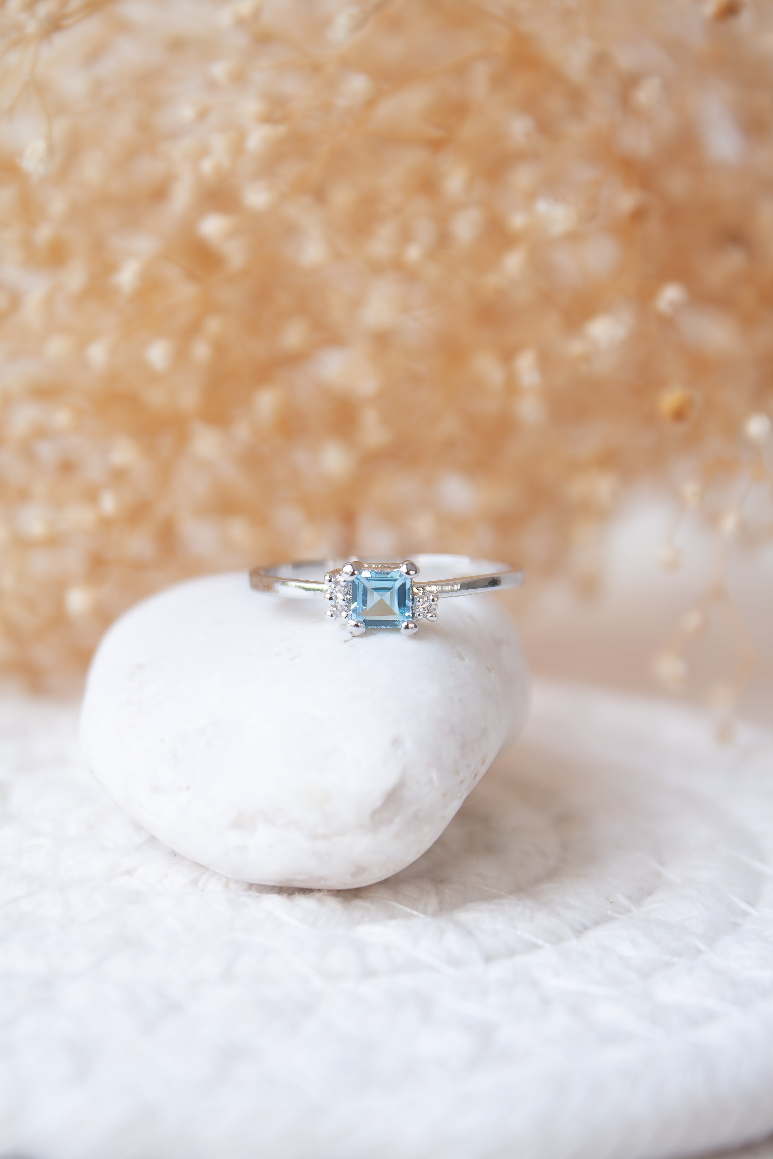 Anillo Maya con Topacio azul y cubierta en Rodio