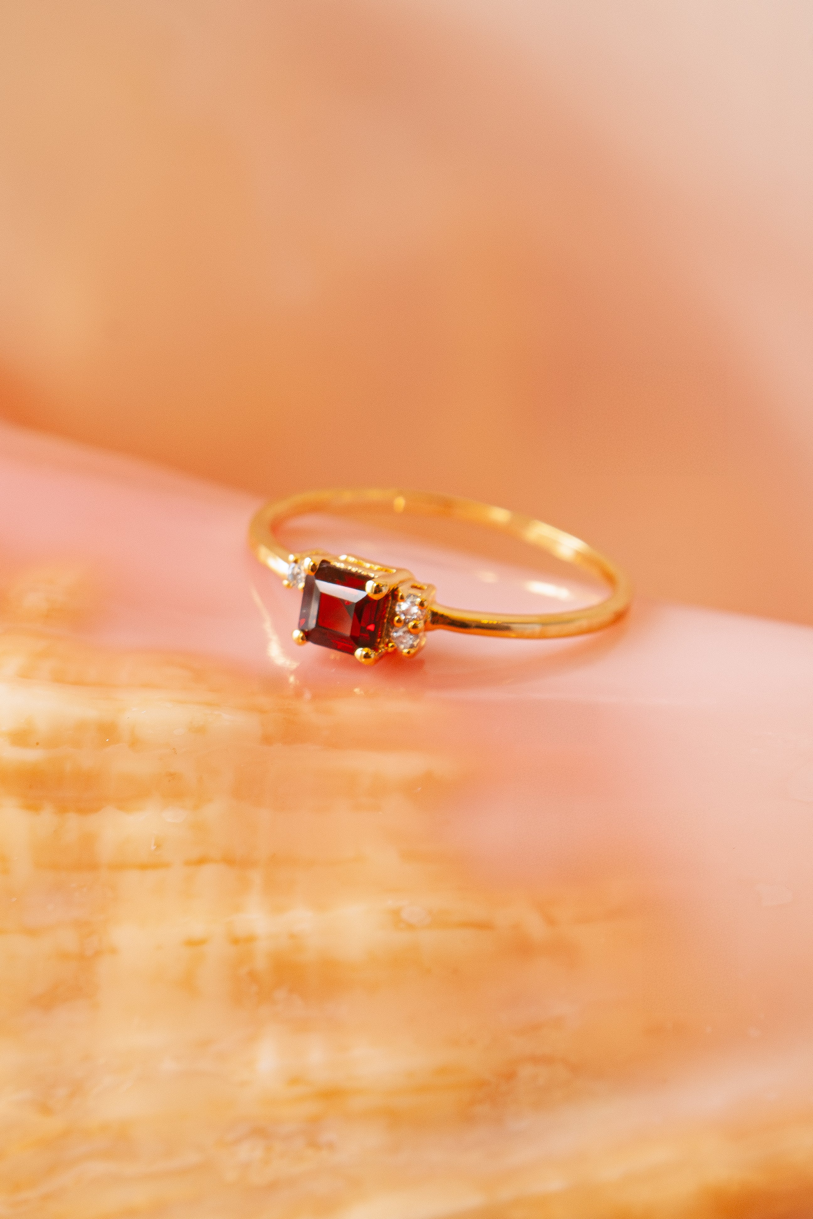 Anillo Maya con Granate y cubierta en Oro