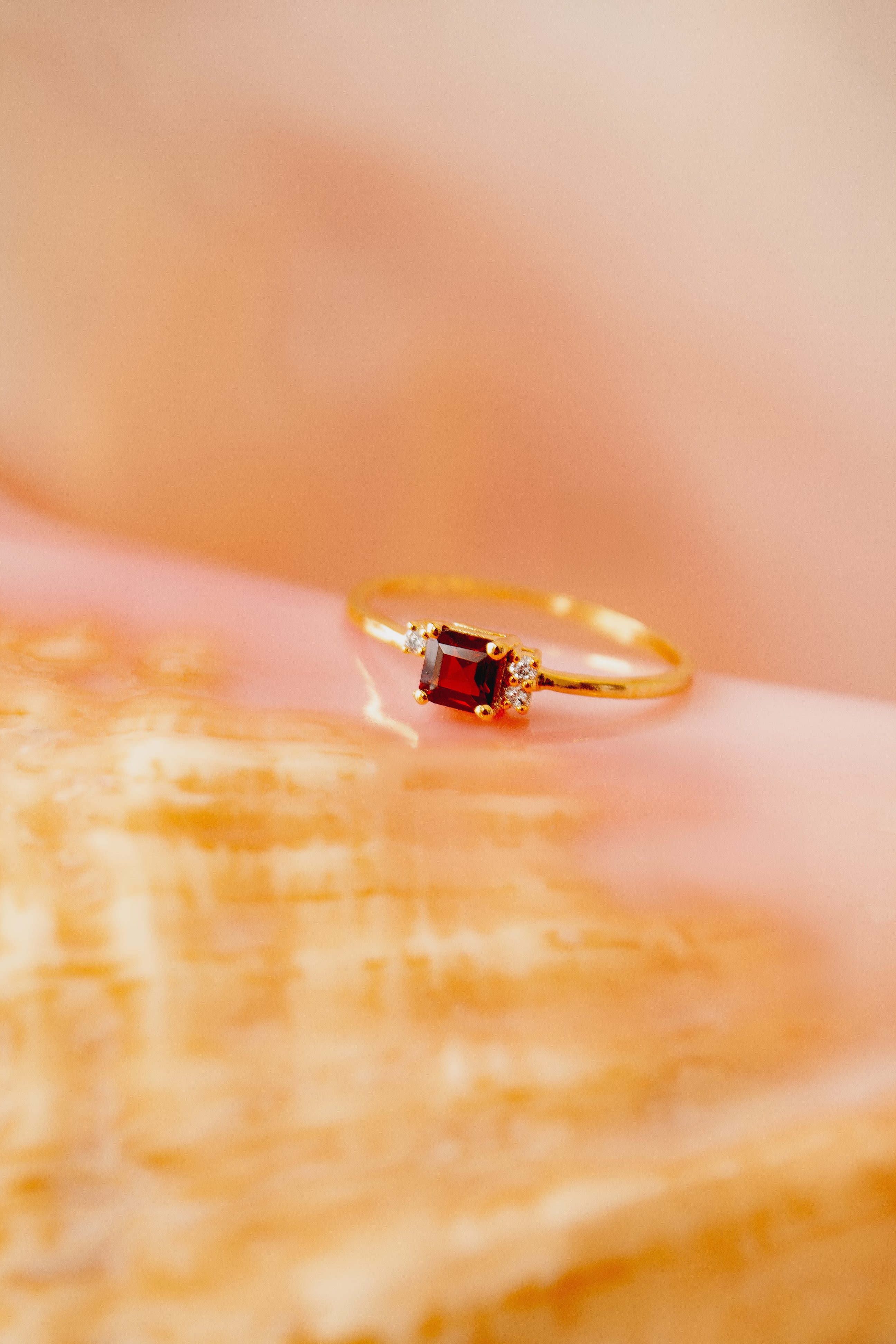 Anillo Maya con Granate y cubierta en Oro