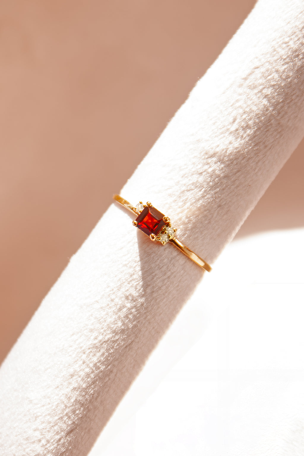 Anillo Maya con Granate y cubierta en Oro