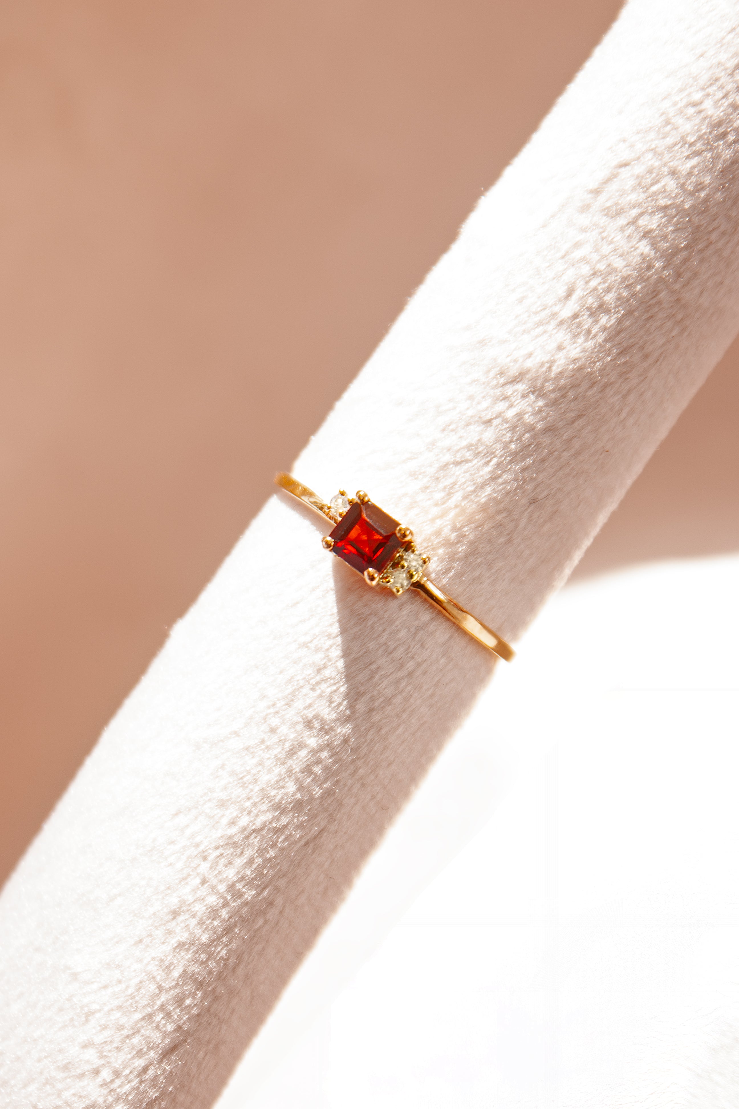 Anillo Maya con Granate y cubierta en Oro