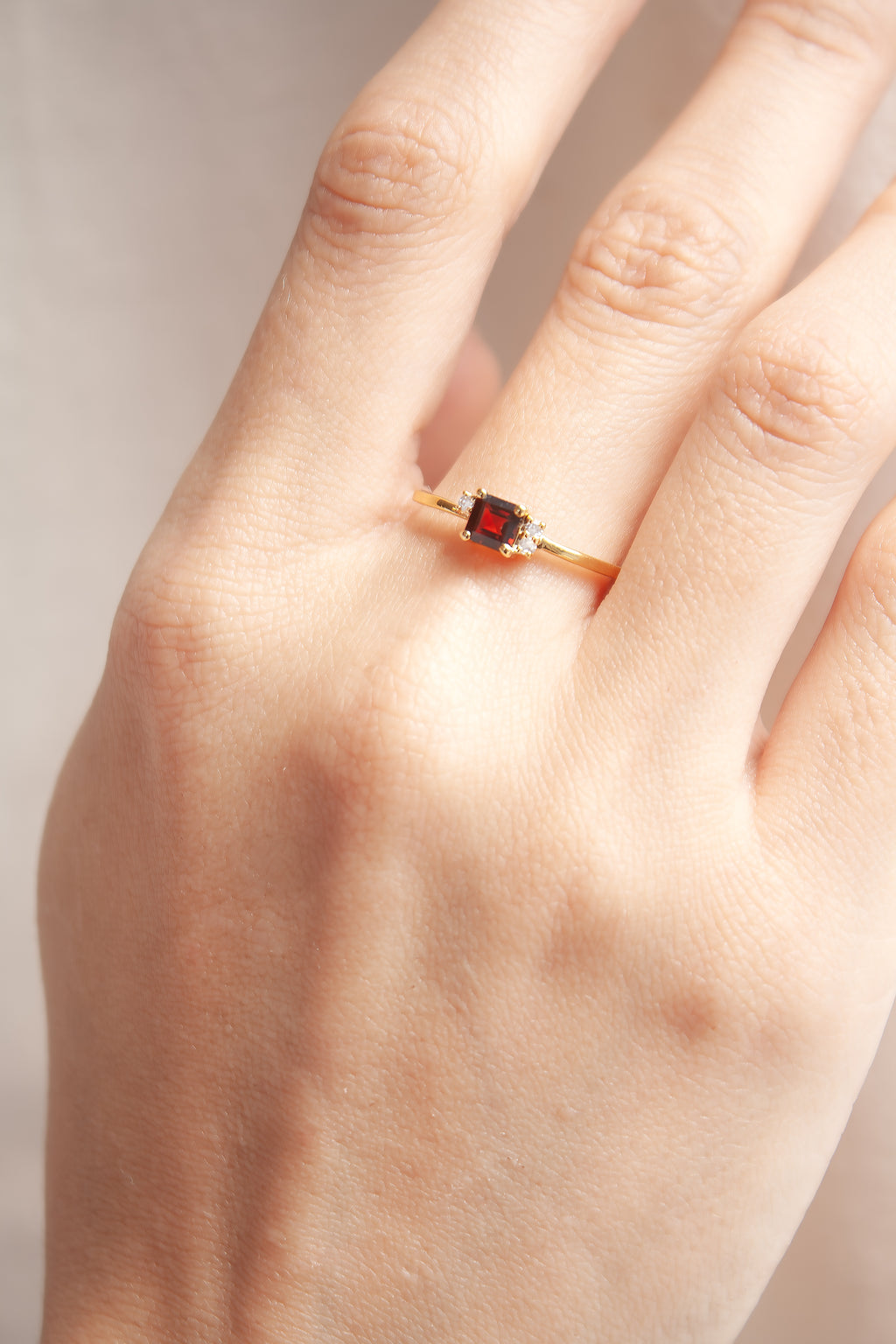 Anillo Maya con Granate y cubierta en Oro