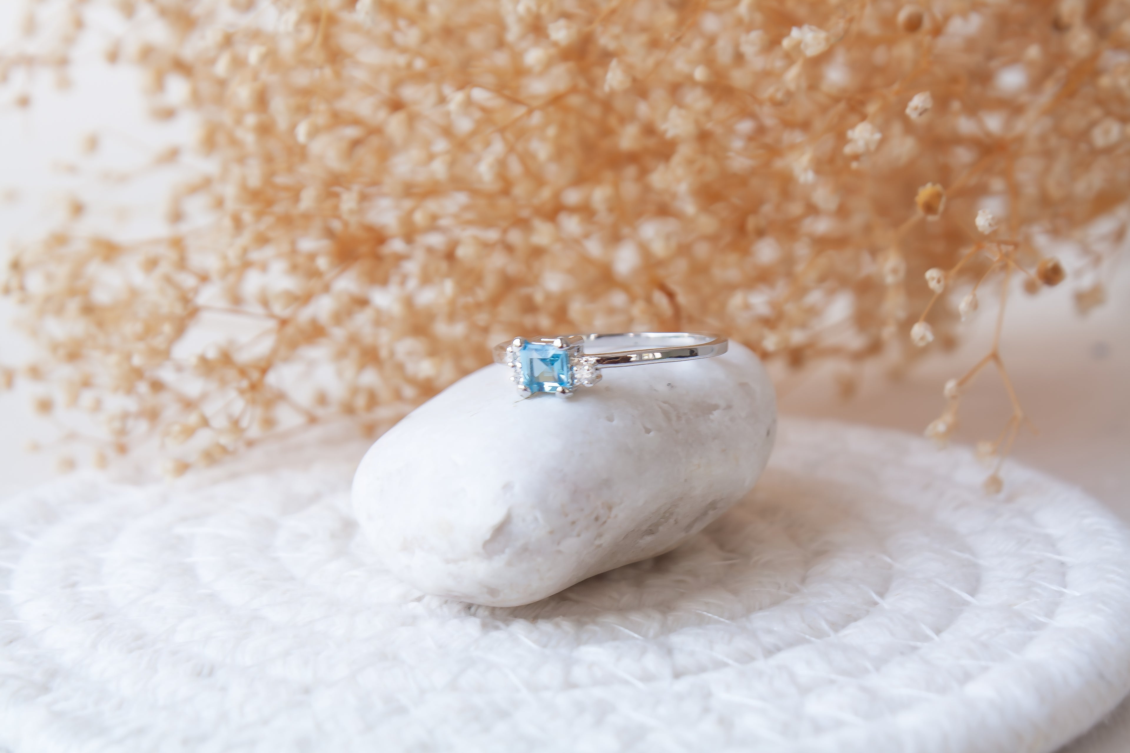 Anillo Maya con Topacio azul y cubierta en Rodio