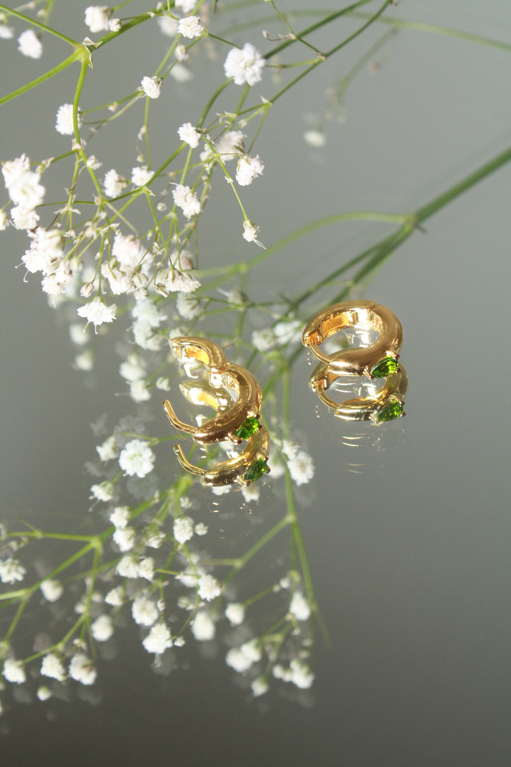 Aretes Huggies Natasha con Savoritas cubierta en Oro