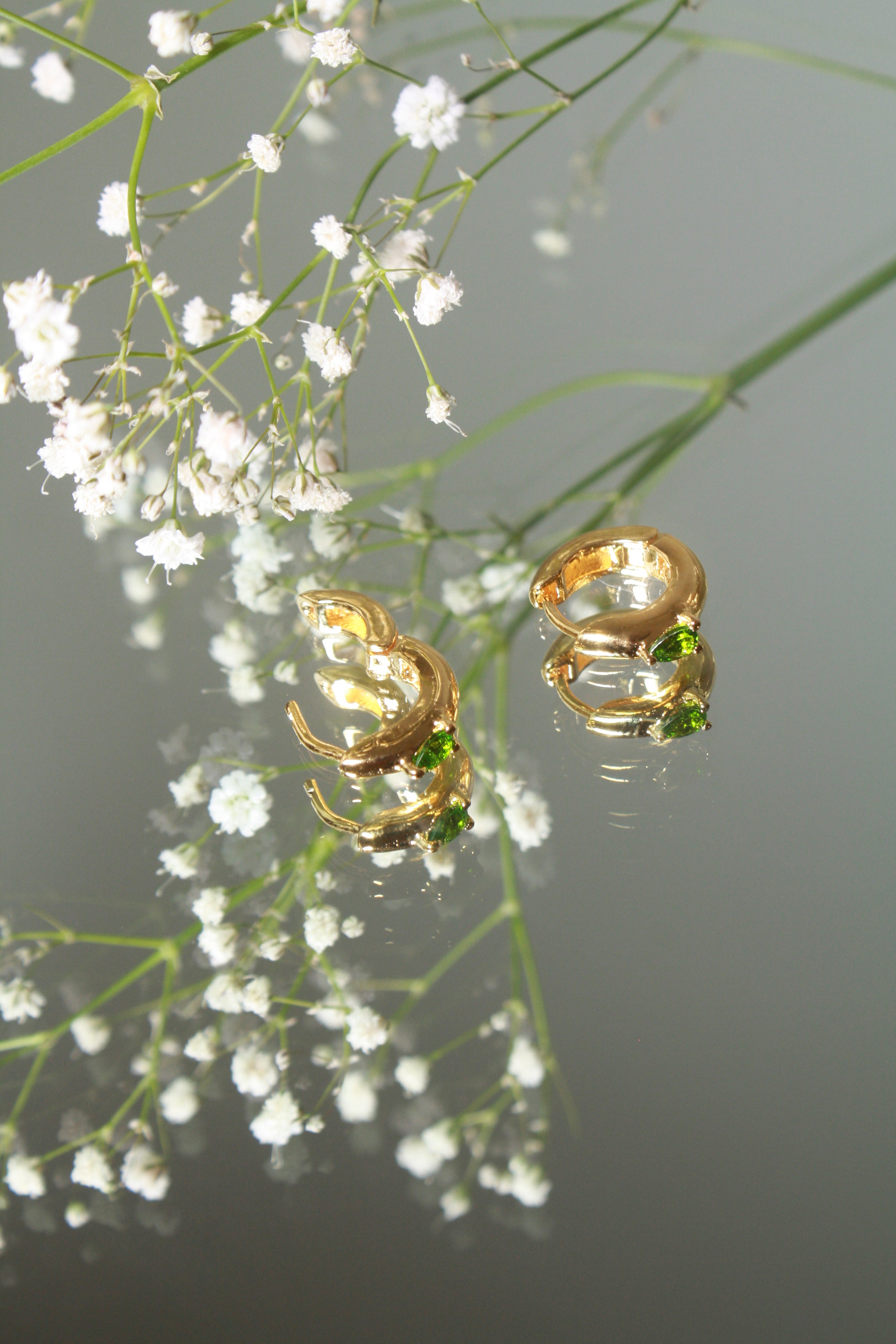 Aretes Huggies Natasha con Savoritas cubierta en Oro
