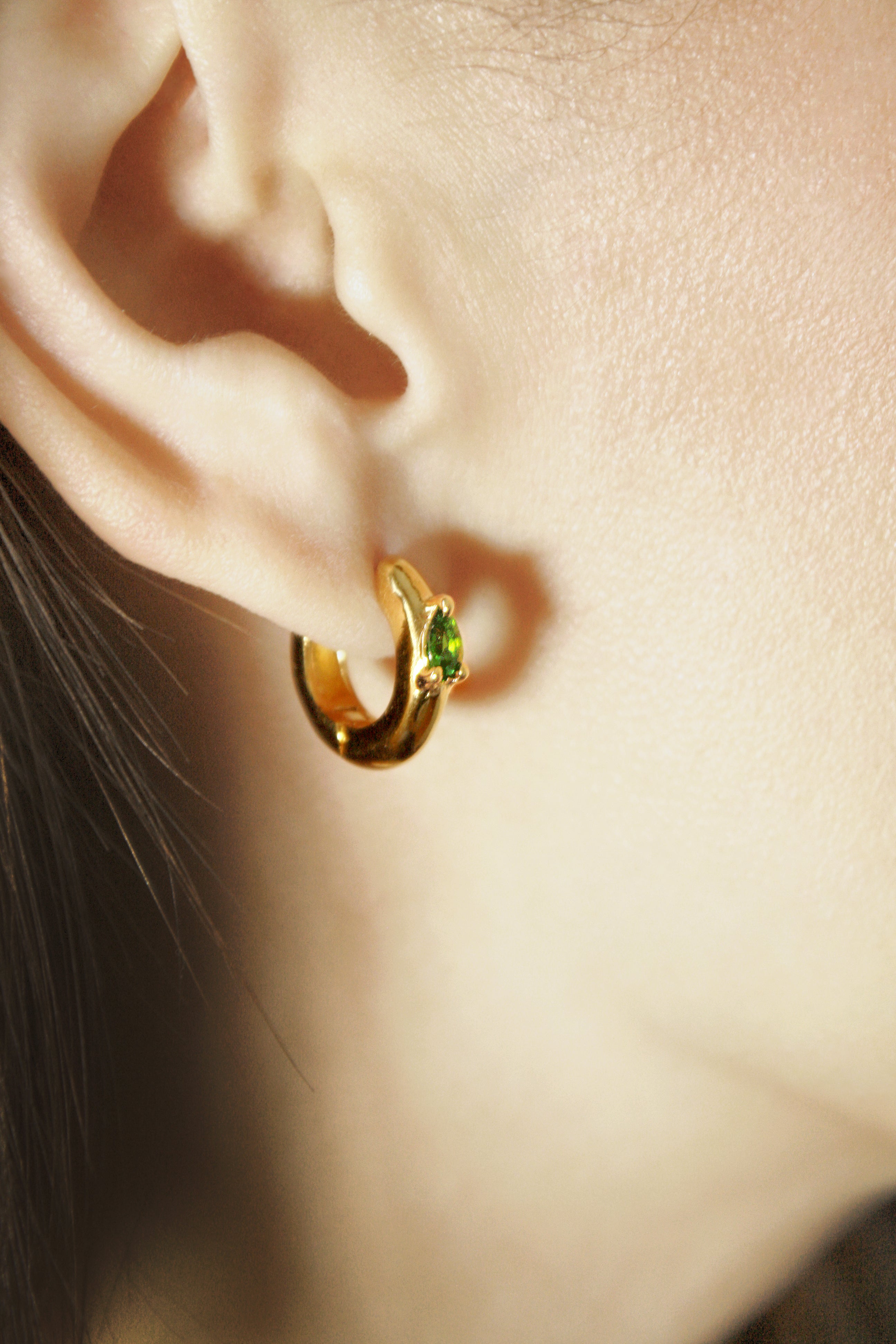 Aretes Huggies Natasha con Savoritas cubierta en Oro