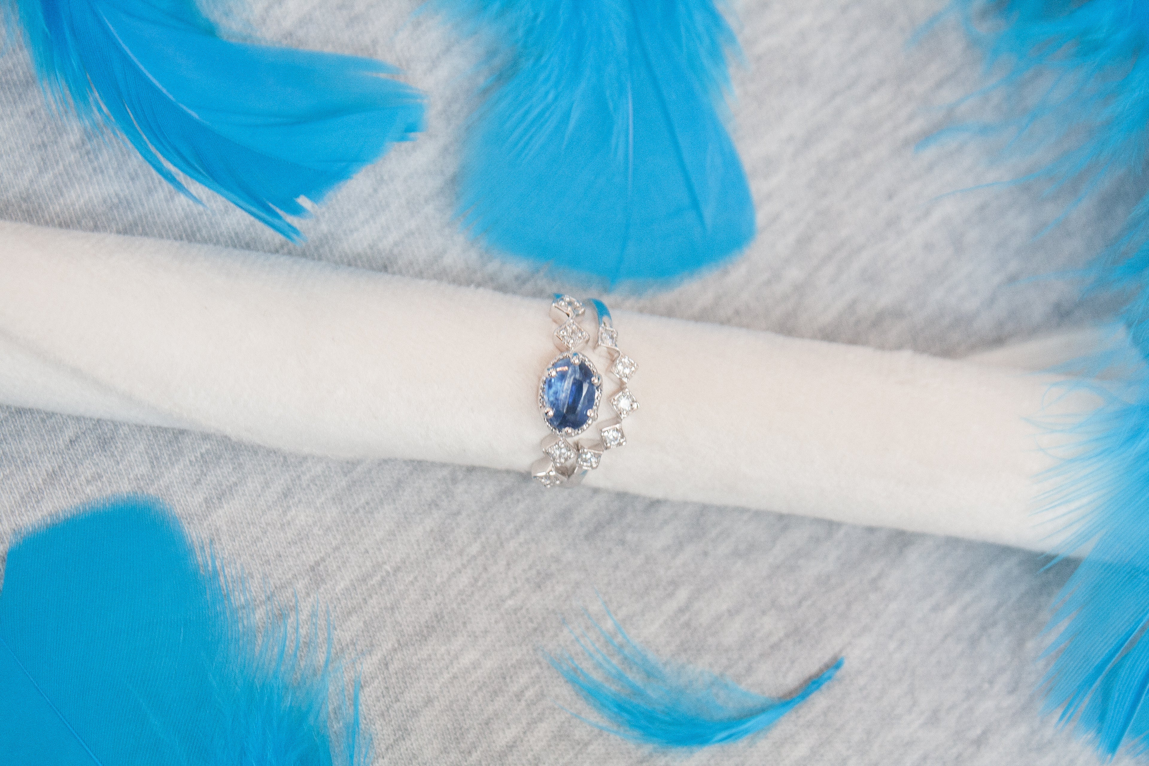 Anillo Nora con Cianita azul y cubierta en Rodio
